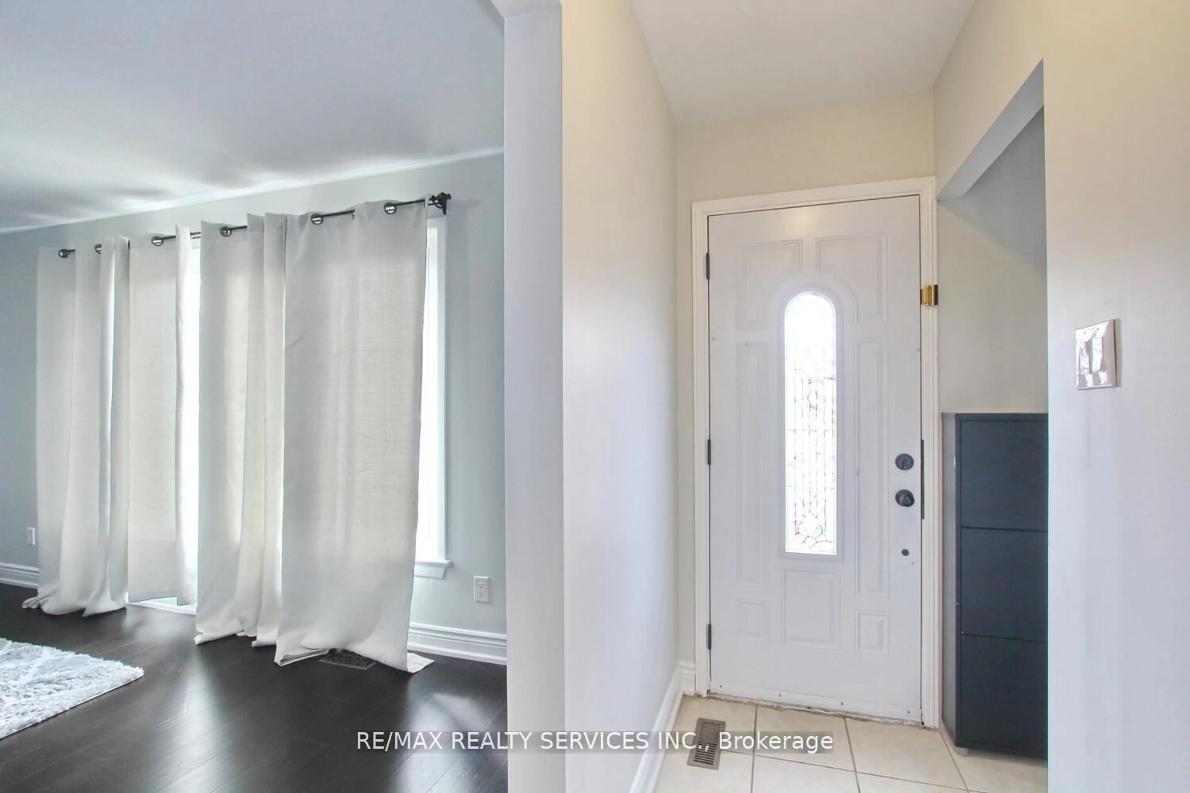 Indoor entryway for 185 Earnscliffe Circ, Brampton Ontario L6T 2B6
