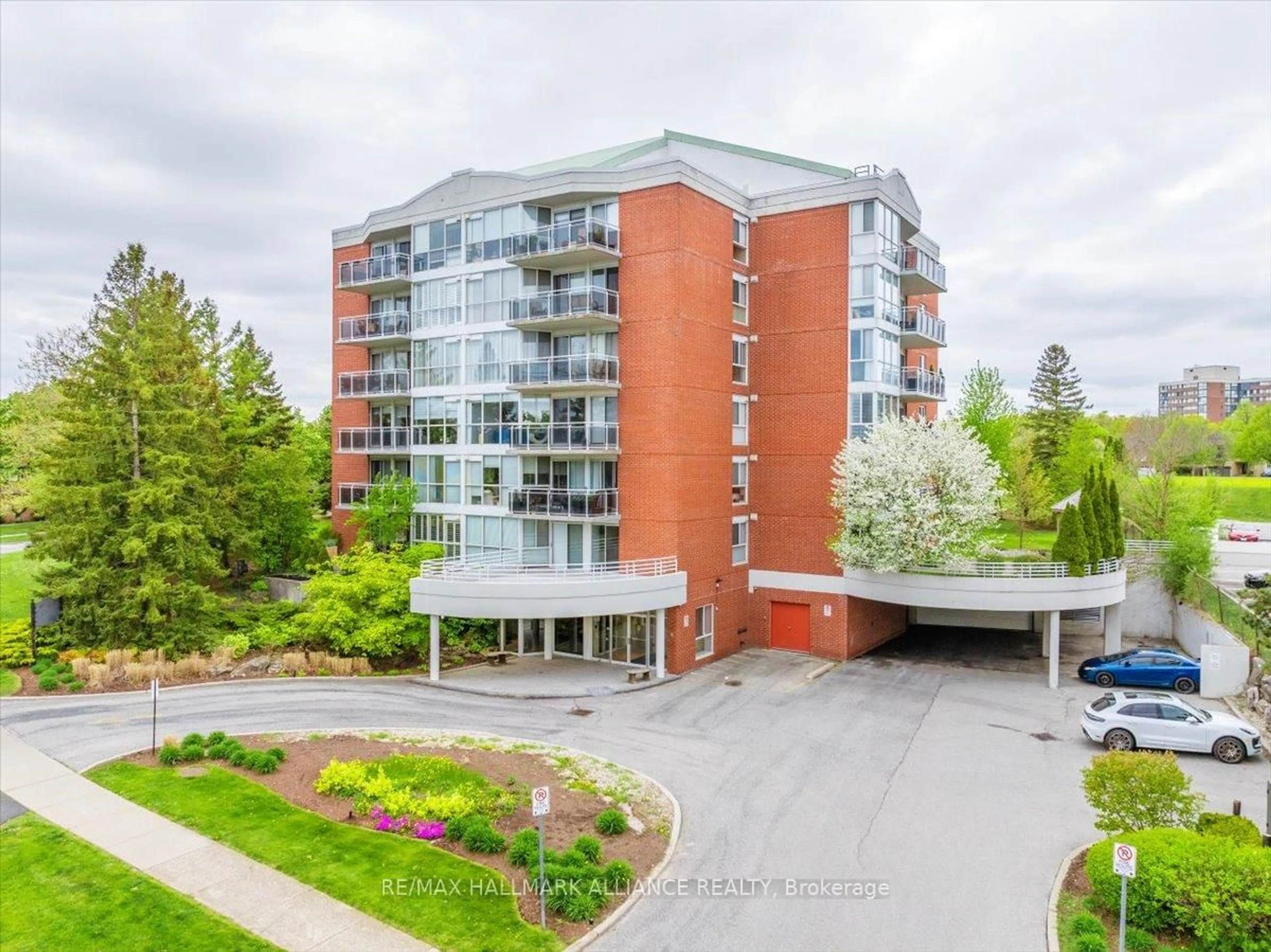 A pic from outside/outdoor area/front of a property/back of a property/a pic from drone, building for 1071 QUEENS Ave #101, Oakville Ontario L6H 2R5