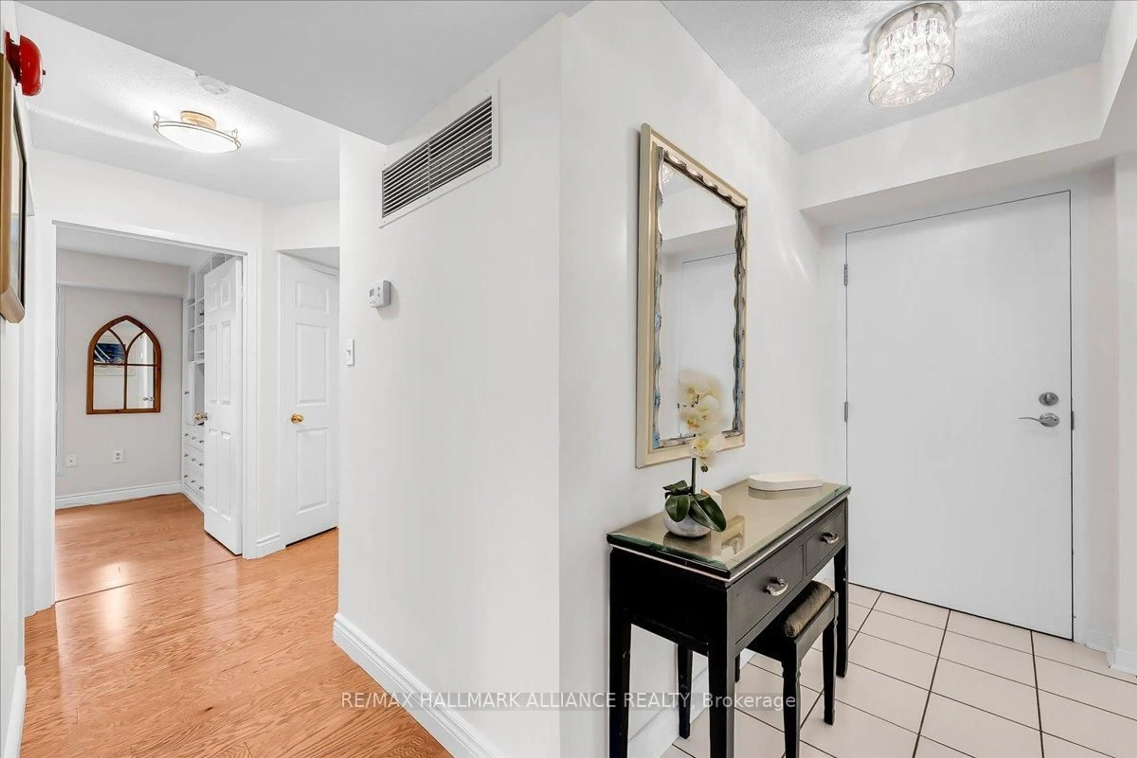 Indoor entryway for 1071 QUEEN'S Ave #101, Oakville Ontario L6H 2R5