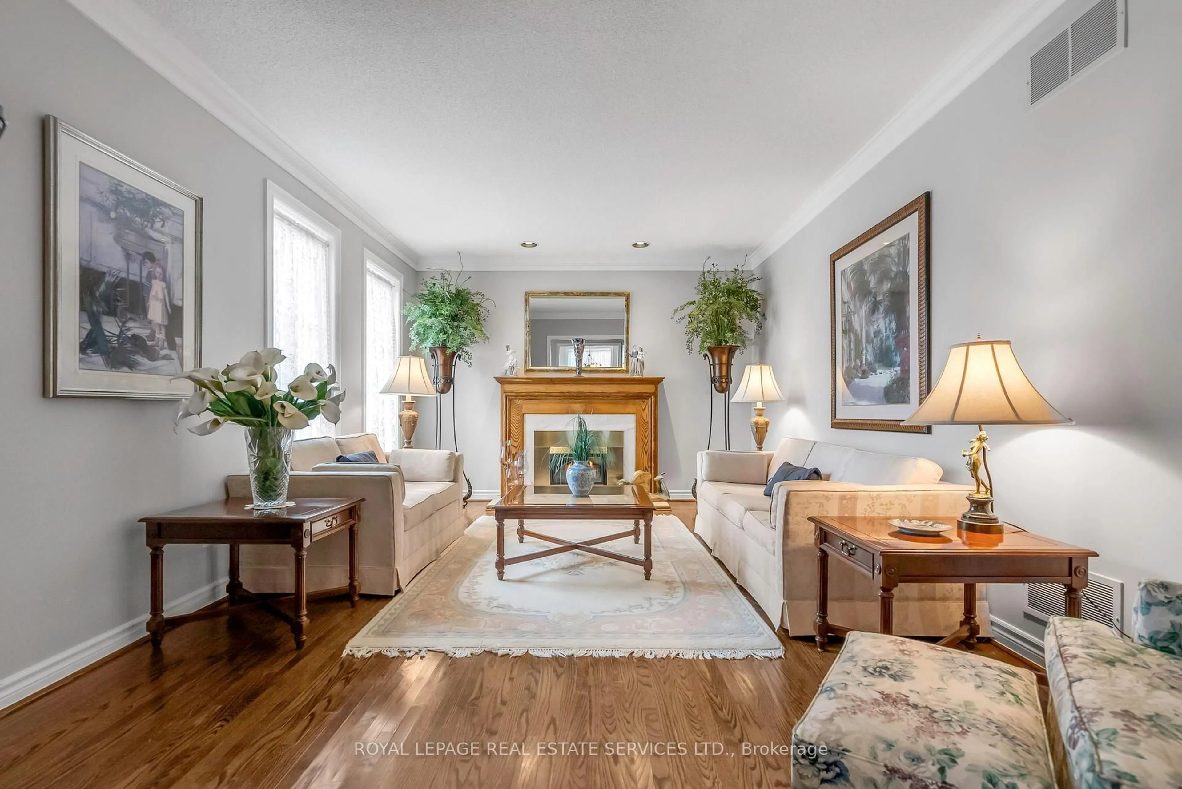 Living room with furniture, unknown for 1401 The Links Dr, Oakville Ontario L6M 2N4