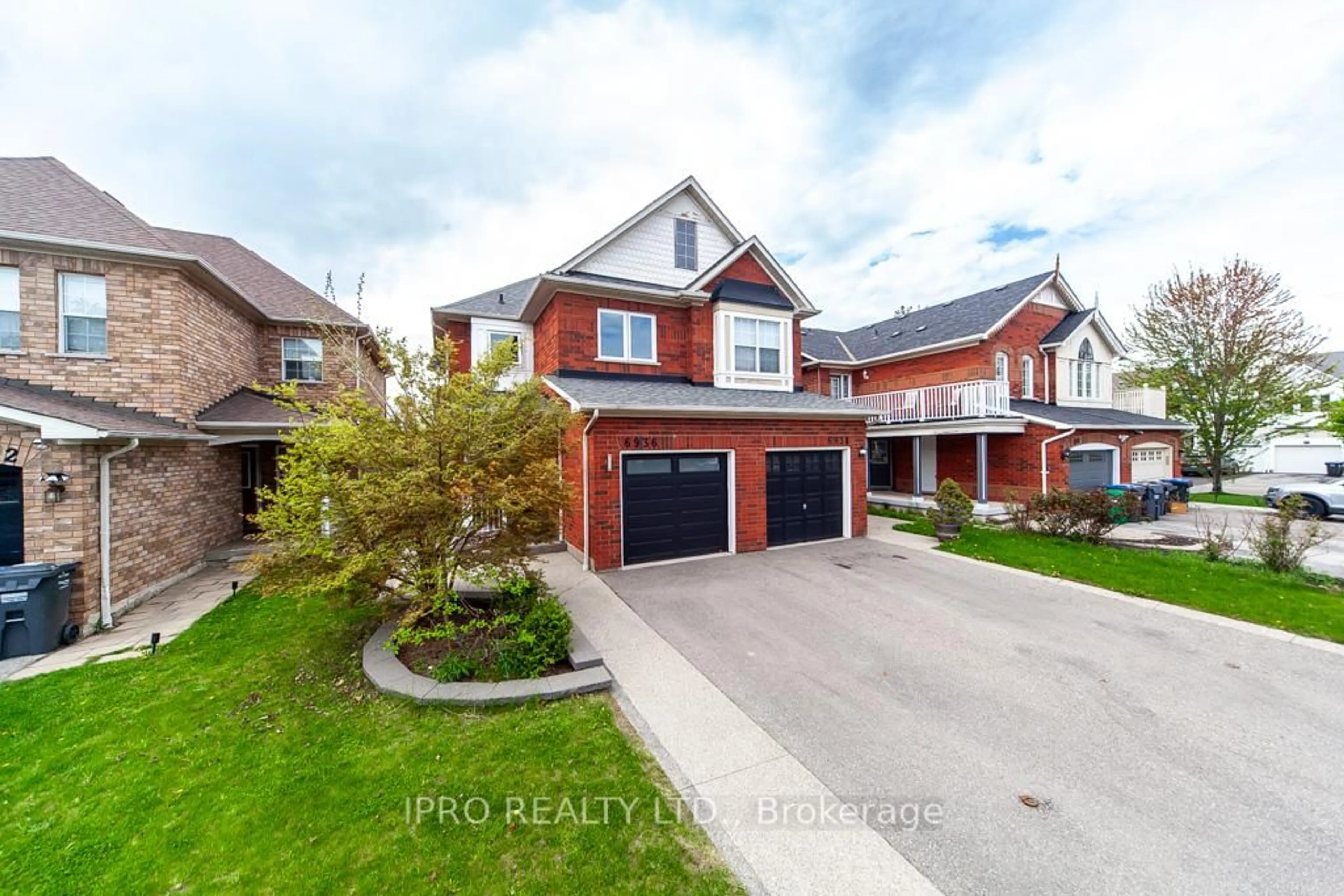 A pic from outside/outdoor area/front of a property/back of a property/a pic from drone, street for 6936 Buttle Station Pl, Mississauga Ontario L5W 1B8