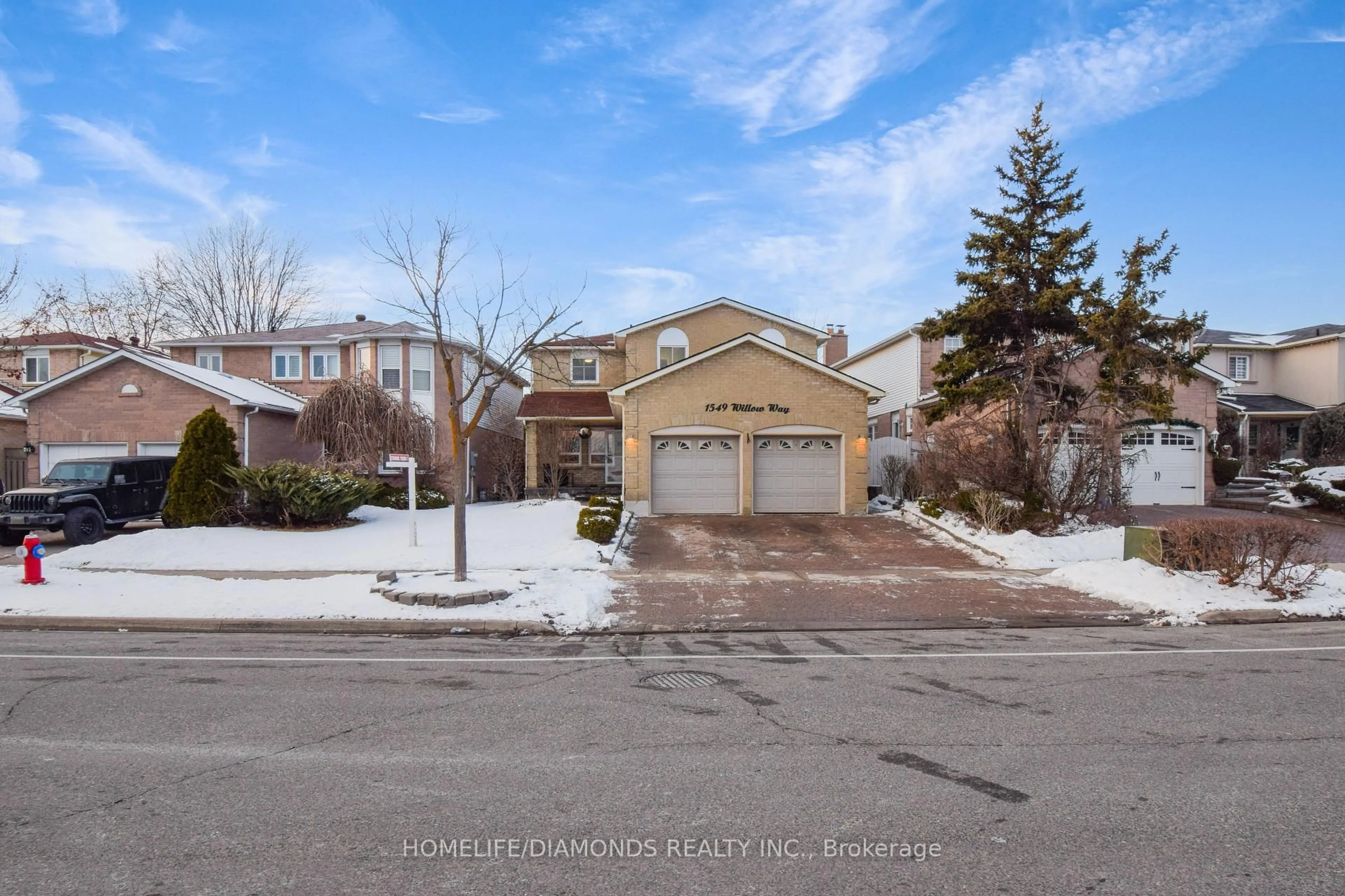 A pic from outside/outdoor area/front of a property/back of a property/a pic from drone, street for 1549 Willow Way, Mississauga Ontario L5M 4A1