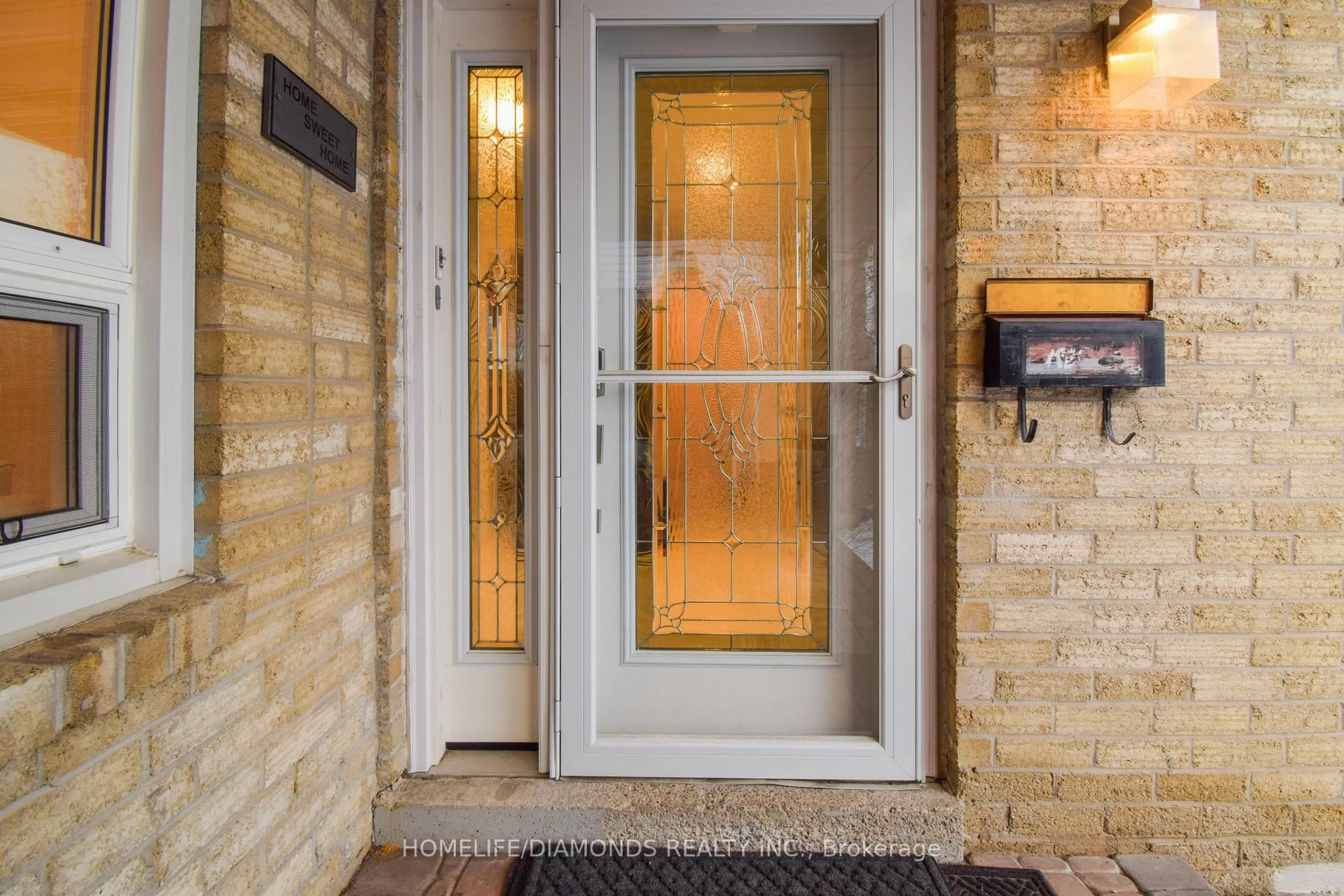Indoor entryway for 1549 Willow Way, Mississauga Ontario L5M 4A1