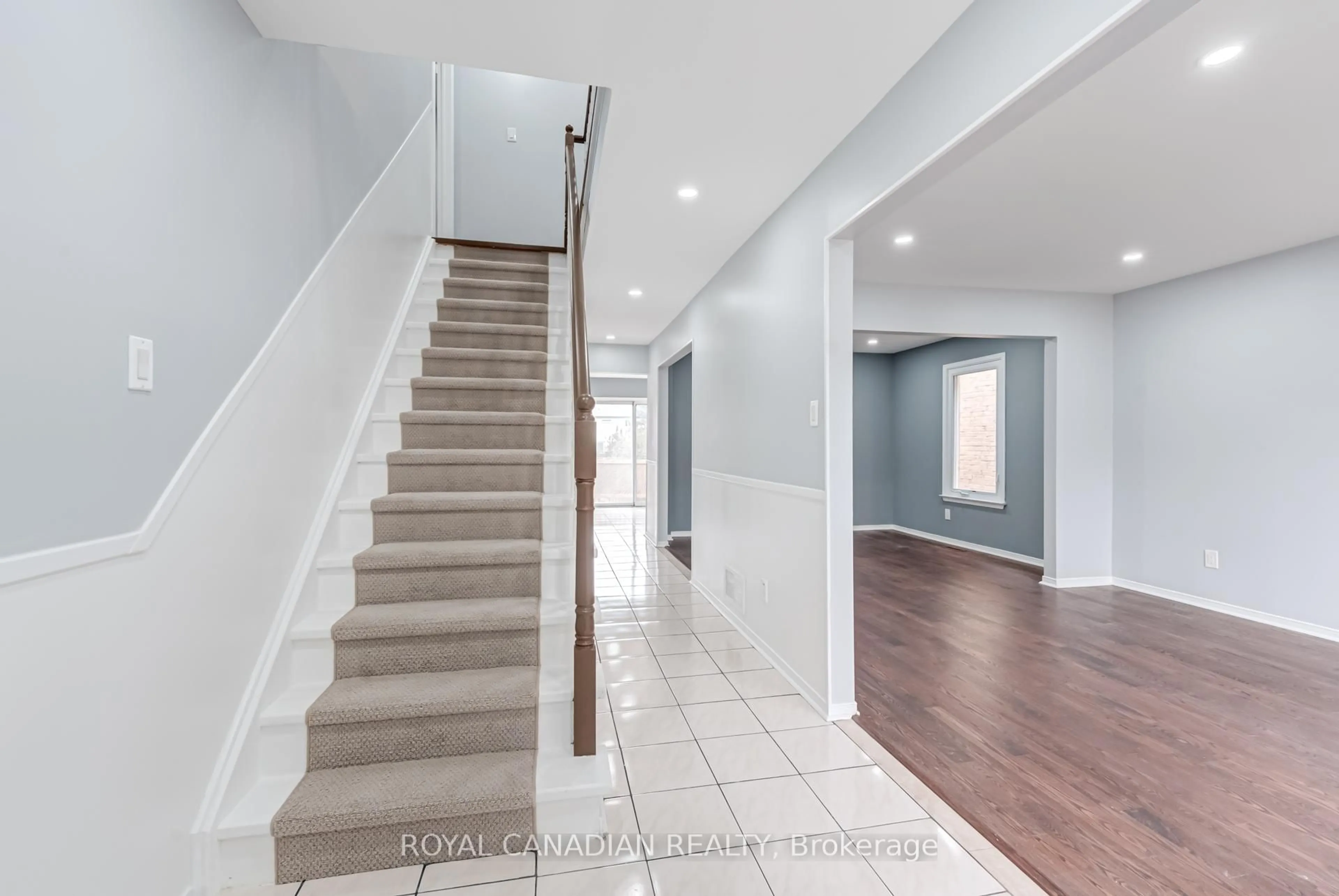 Indoor entryway for 28 Nickel Cres, Brampton Ontario L6S 4W1