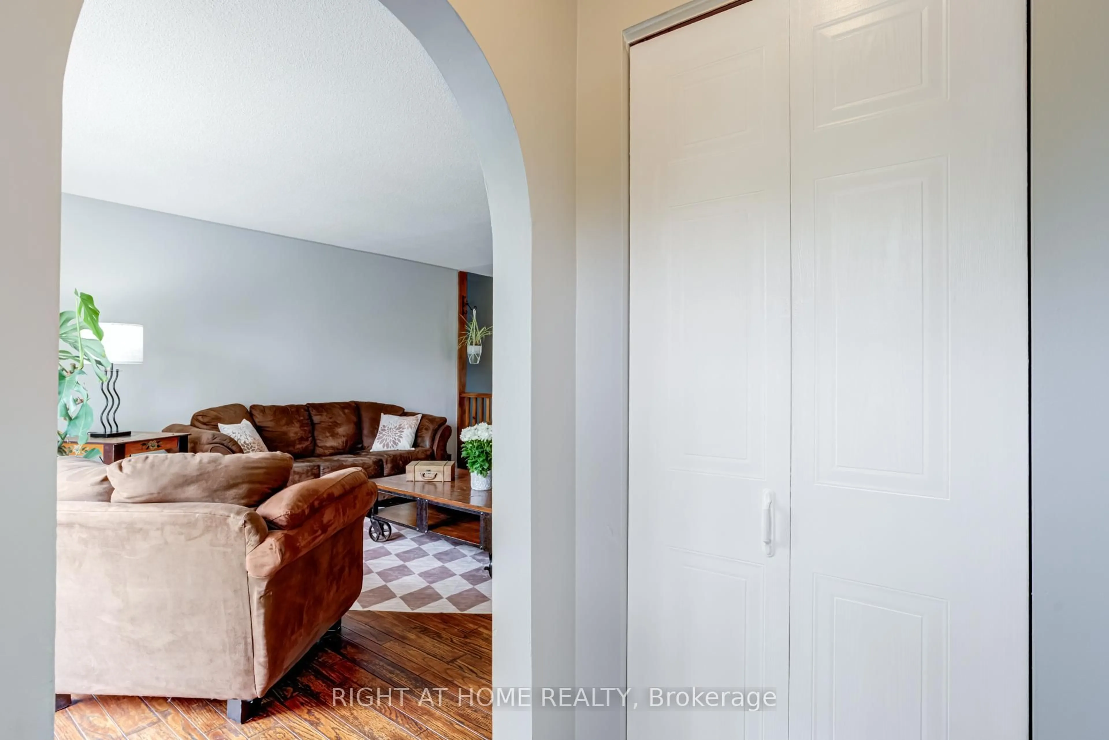 Indoor entryway for 54 Cook St, Halton Hills Ontario L7J 1Z4