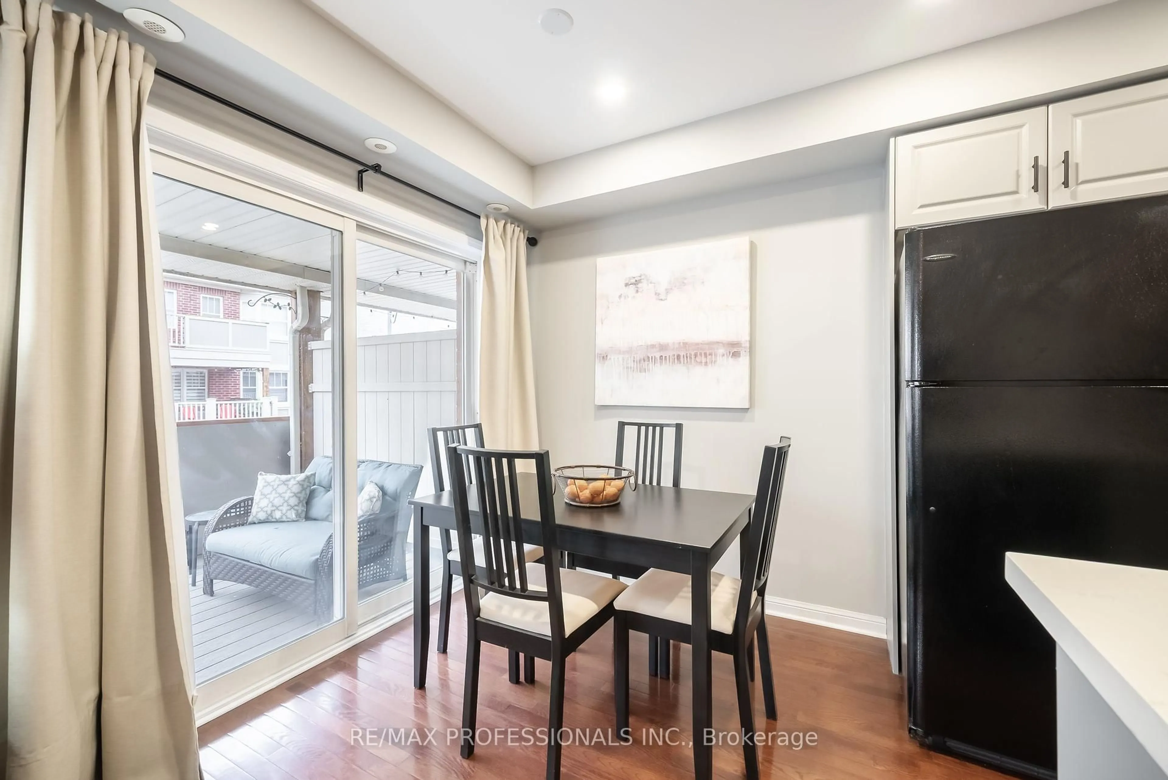 Dining room, wood/laminate floor for 619 Dundas St #4, Mississauga Ontario L5B 0B5
