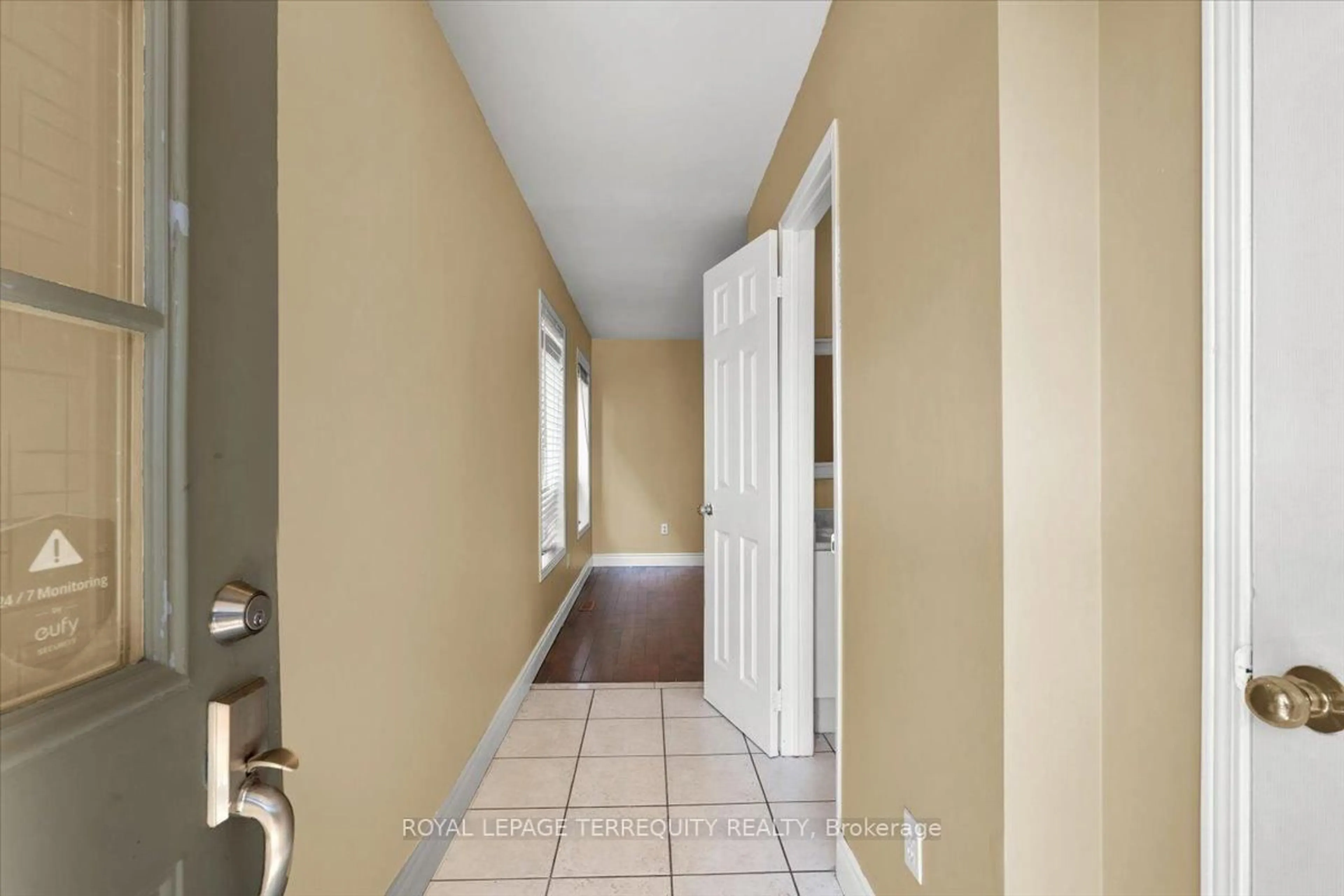 Indoor entryway for 1009 Windbrook Grve, Mississauga Ontario L5V 2N7