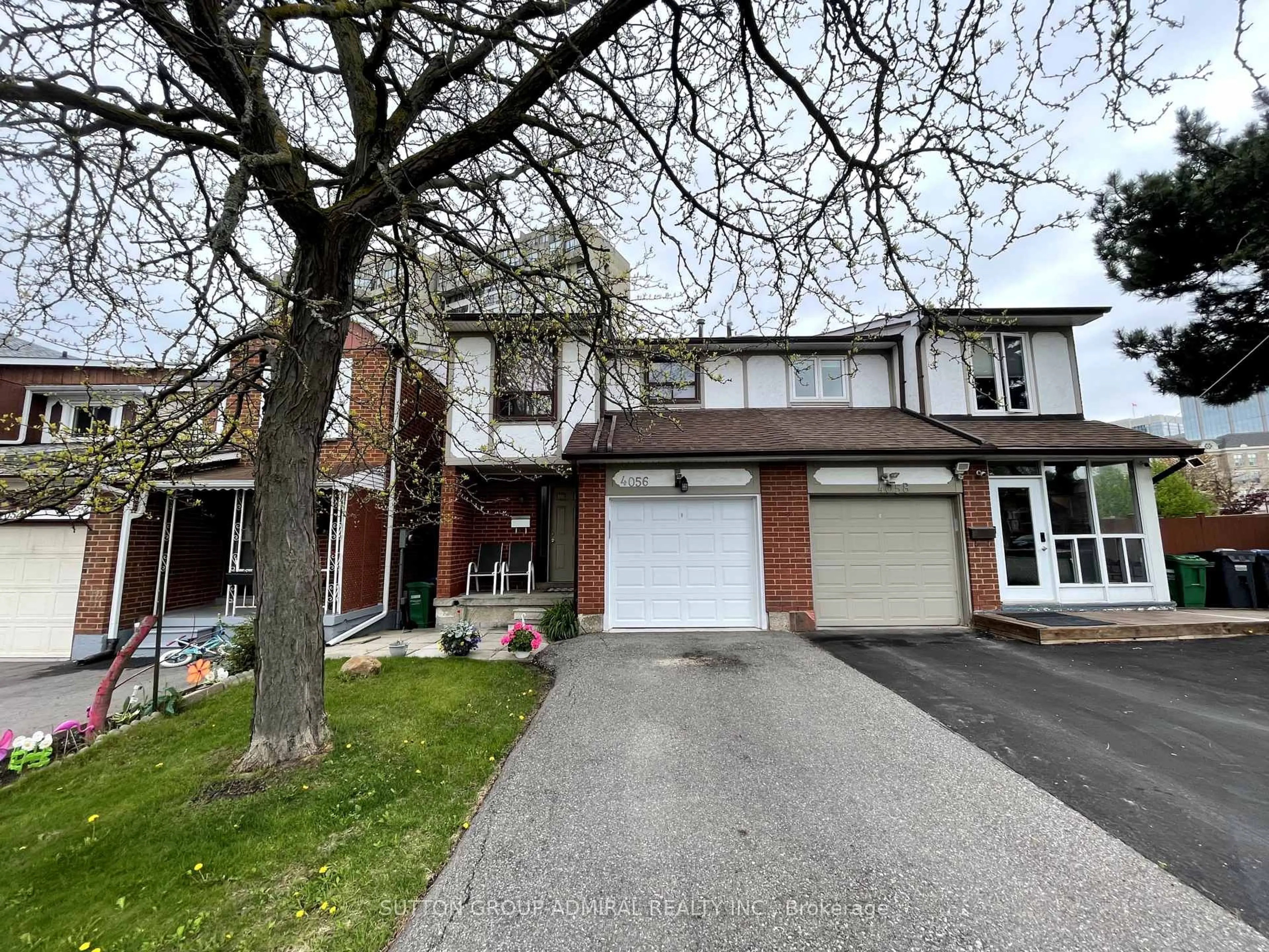 A pic from outside/outdoor area/front of a property/back of a property/a pic from drone, street for 4056 Bishopstoke Lane, Mississauga Ontario L4Z 1J2