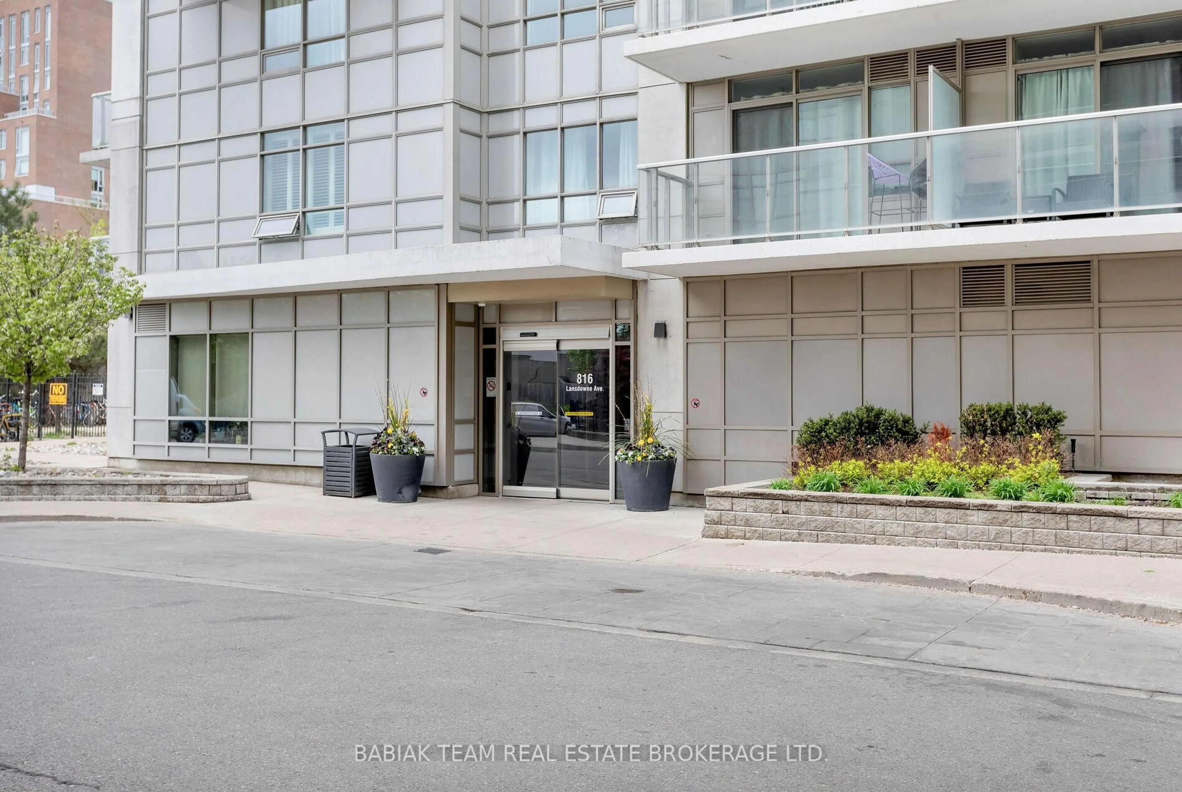 Indoor foyer for 816 Lansdowne Ave #517, Toronto Ontario M6H 4K6