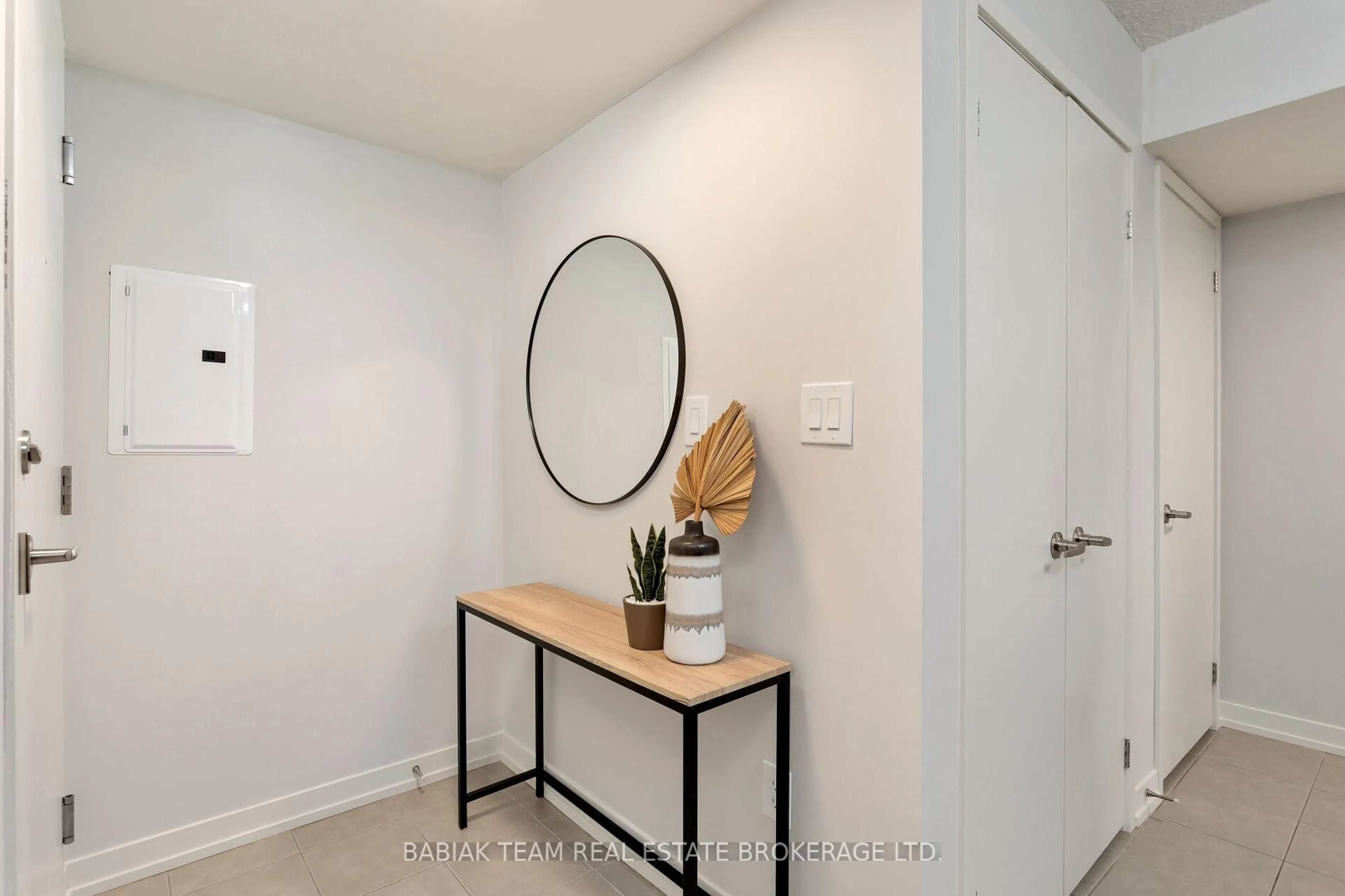 Indoor entryway for 816 Lansdowne Ave #517, Toronto Ontario M6H 4K6