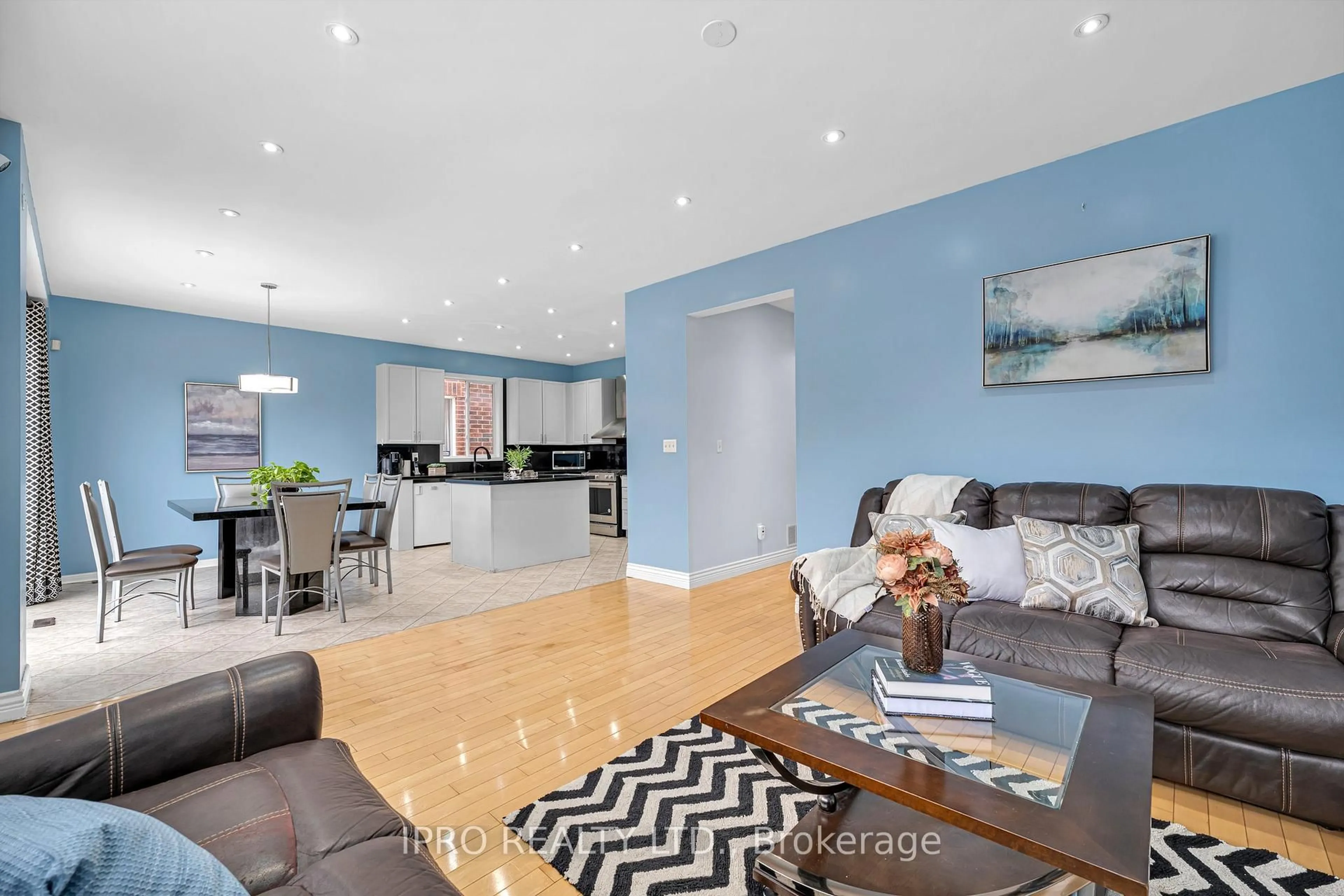 Living room with furniture, wood/laminate floor for 3860 Henrietta Way, Mississauga Ontario L5M 7Y4