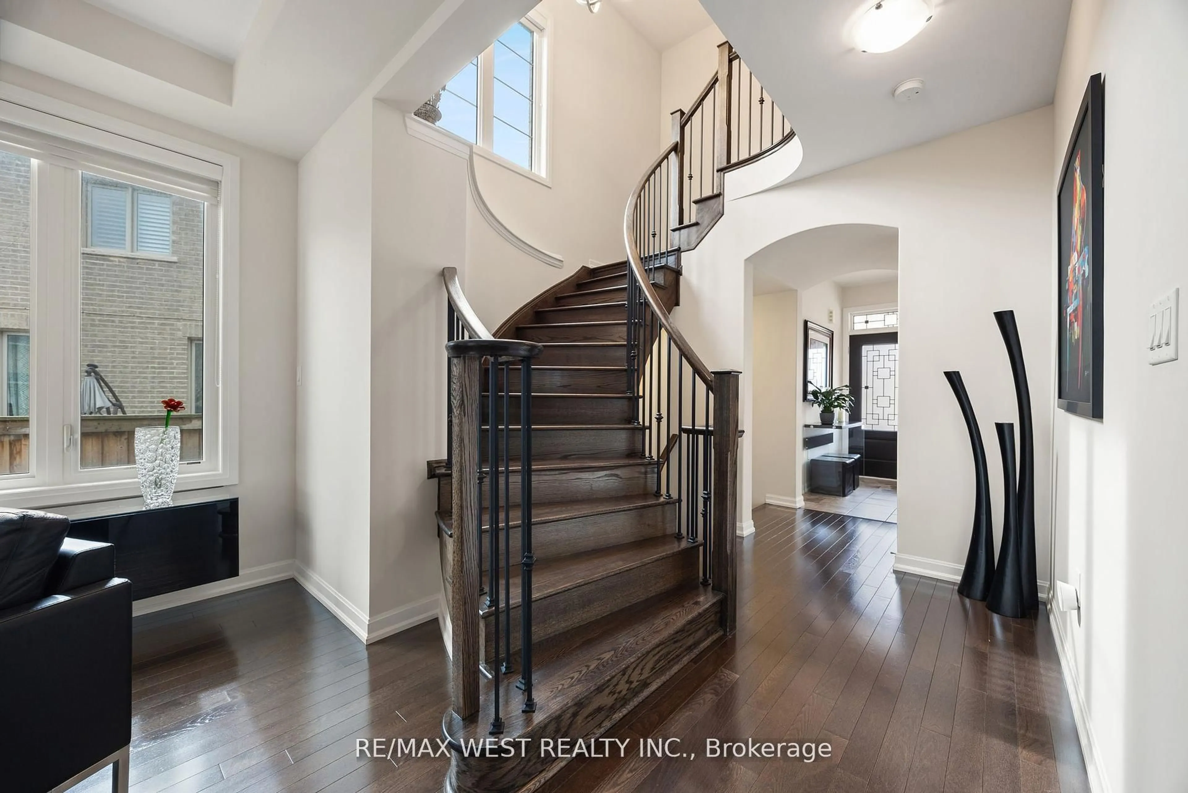 Indoor entryway for 109 Masterman Cres, Oakville Ontario L6M 0W9