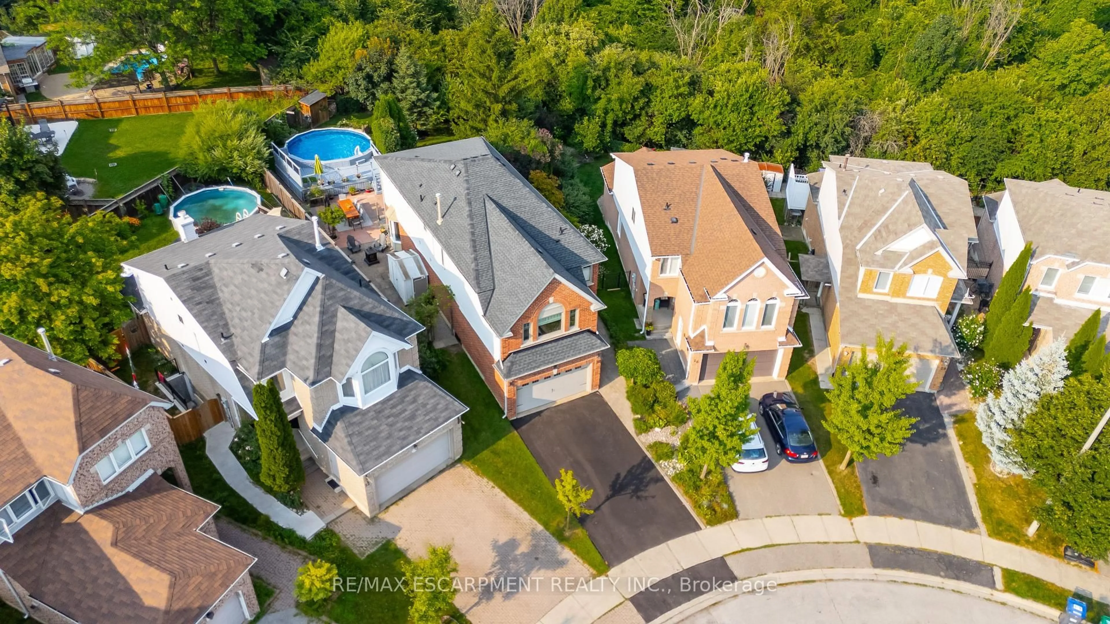 A pic from outside/outdoor area/front of a property/back of a property/a pic from drone, street for 24 Furrows End N/A, Brampton Ontario L6Z 4S5