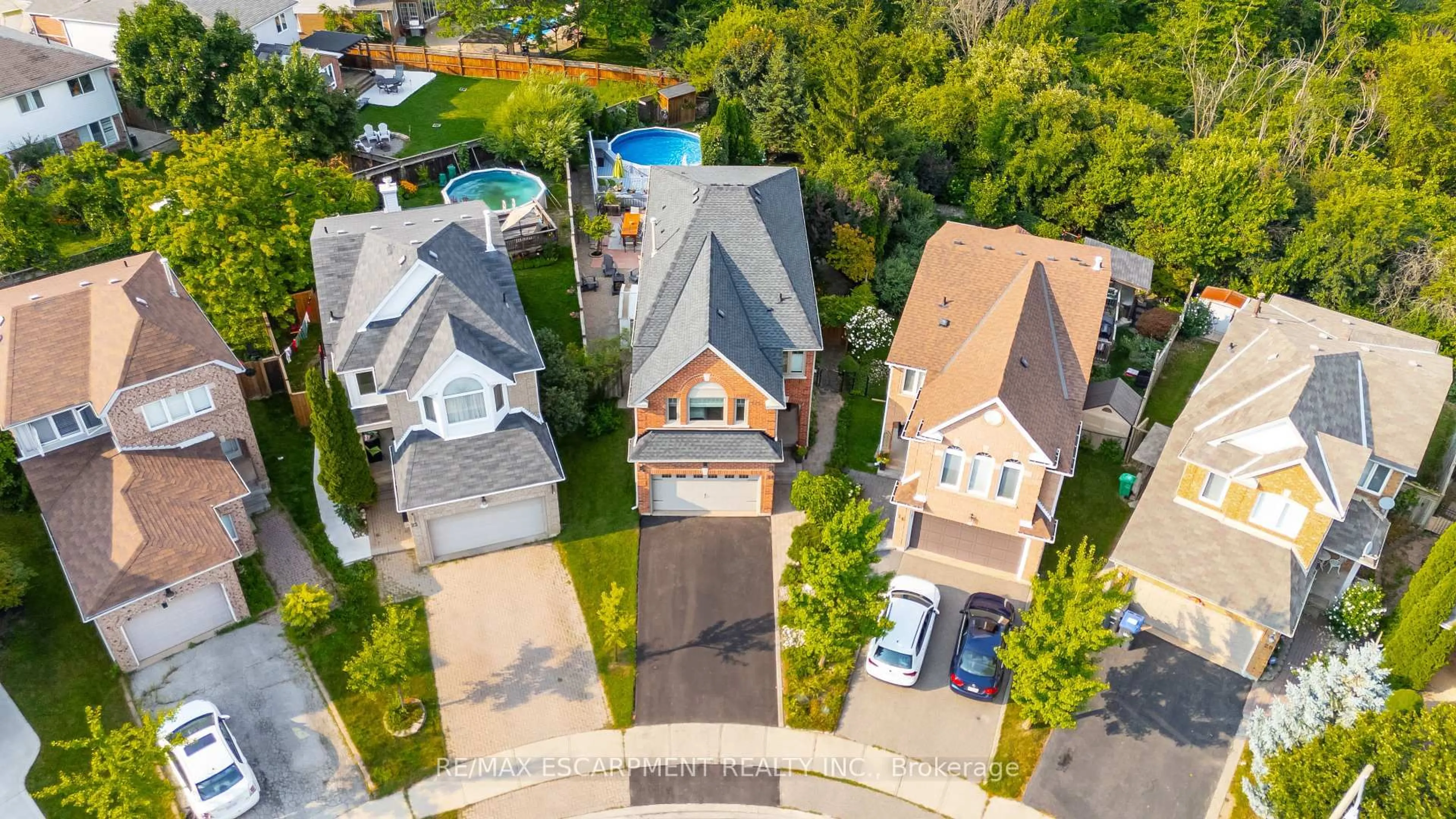 A pic from outside/outdoor area/front of a property/back of a property/a pic from drone, street for 24 Furrows End N/A, Brampton Ontario L6Z 4S5