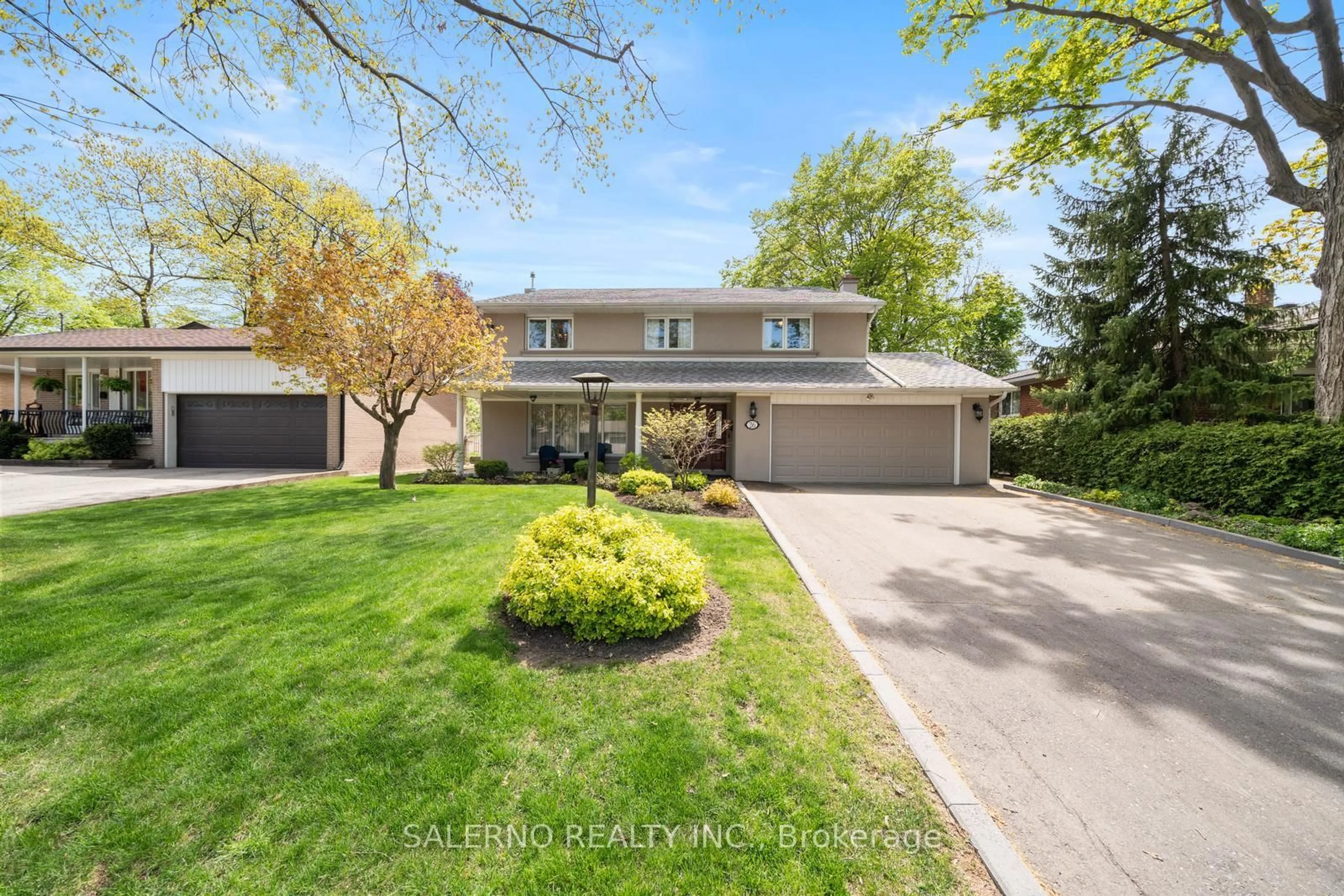 A pic from outside/outdoor area/front of a property/back of a property/a pic from drone, street for 26 Buxton Rd, Toronto Ontario M3M 1Y5