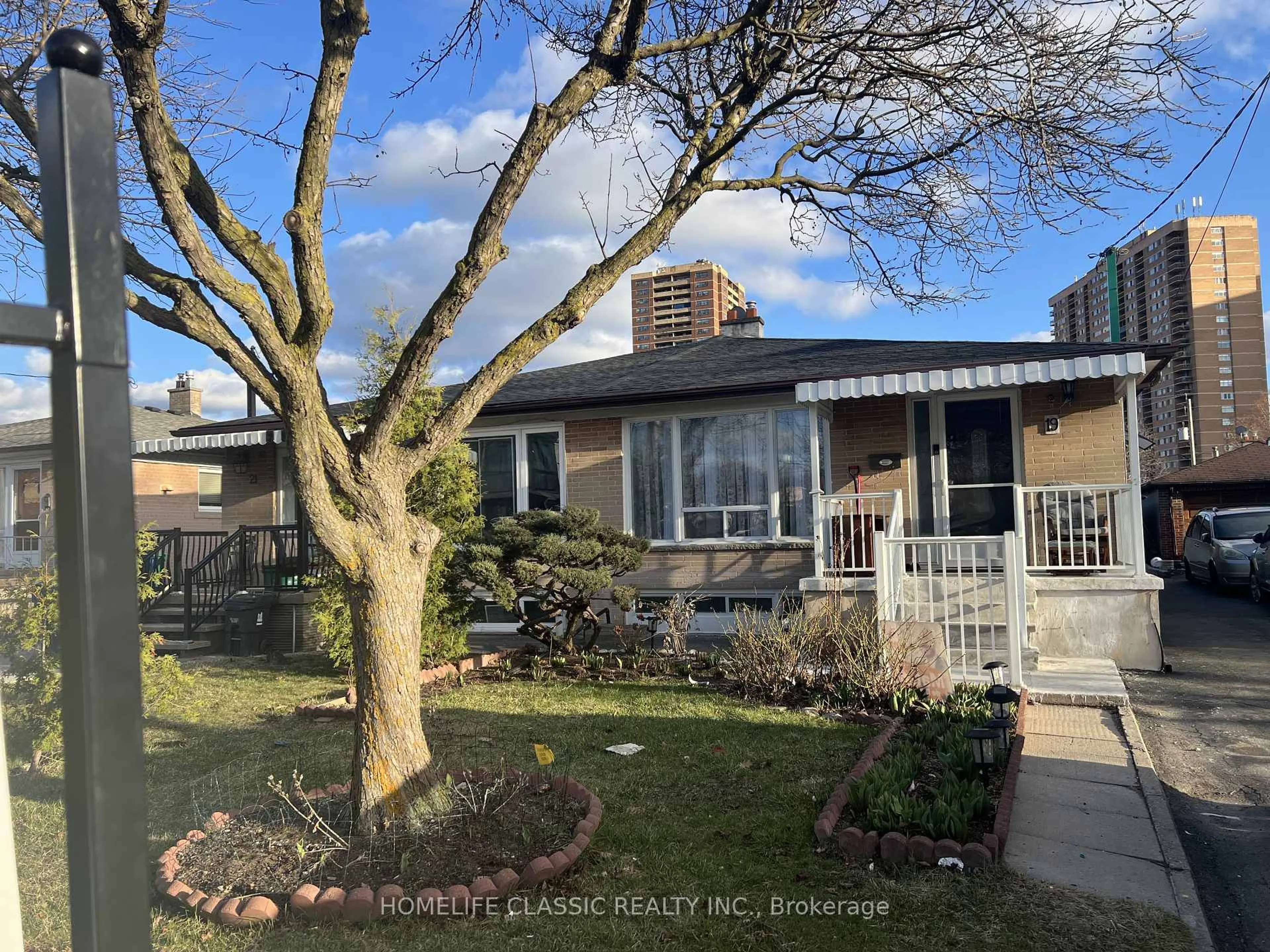 A pic from outside/outdoor area/front of a property/back of a property/a pic from drone, street for 19 Neames Cres, Toronto Ontario M3L 1K8
