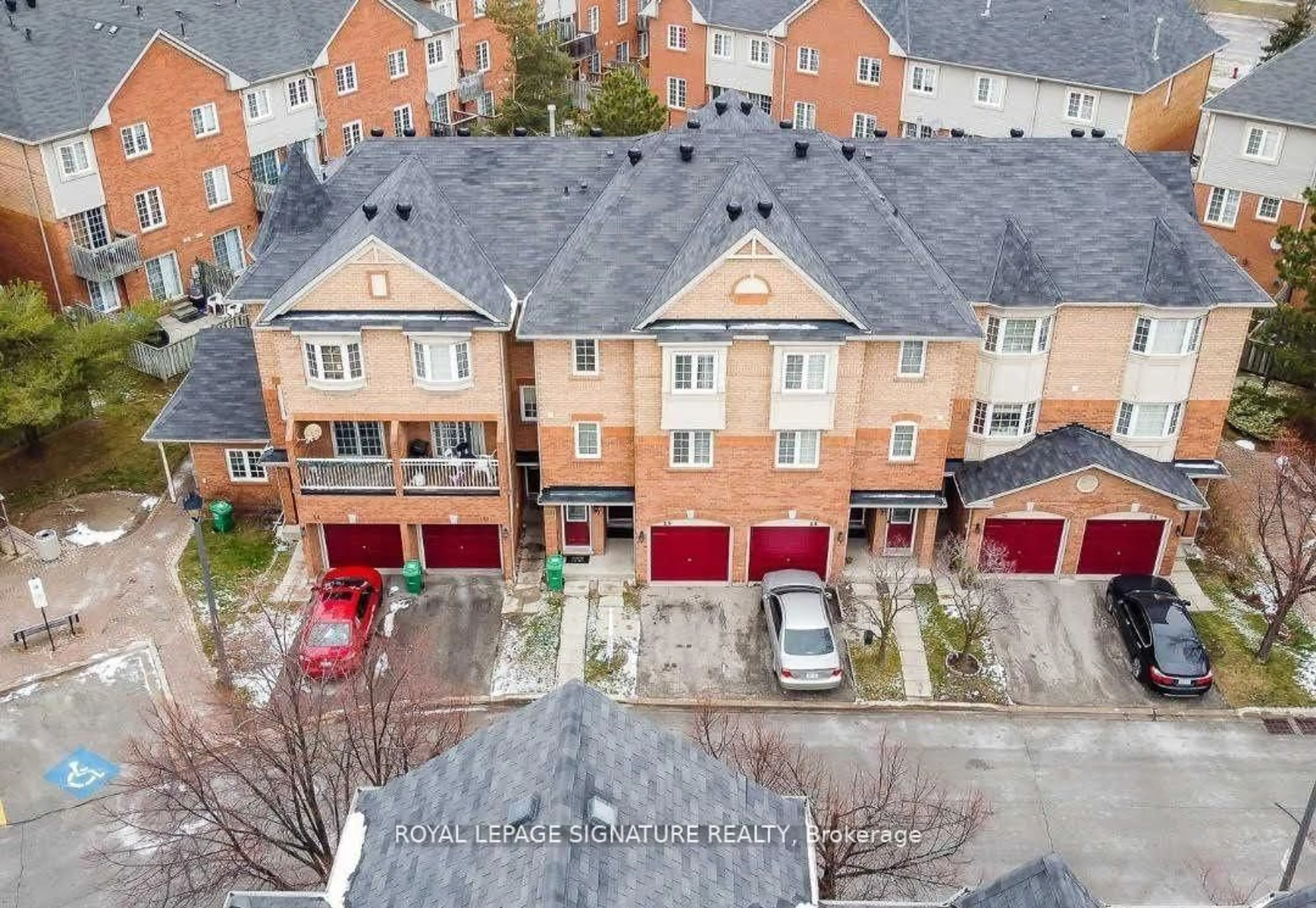 A pic from outside/outdoor area/front of a property/back of a property/a pic from drone, city buildings view from balcony for 6950 Tenth Line #29, Mississauga Ontario L5N 6Y1