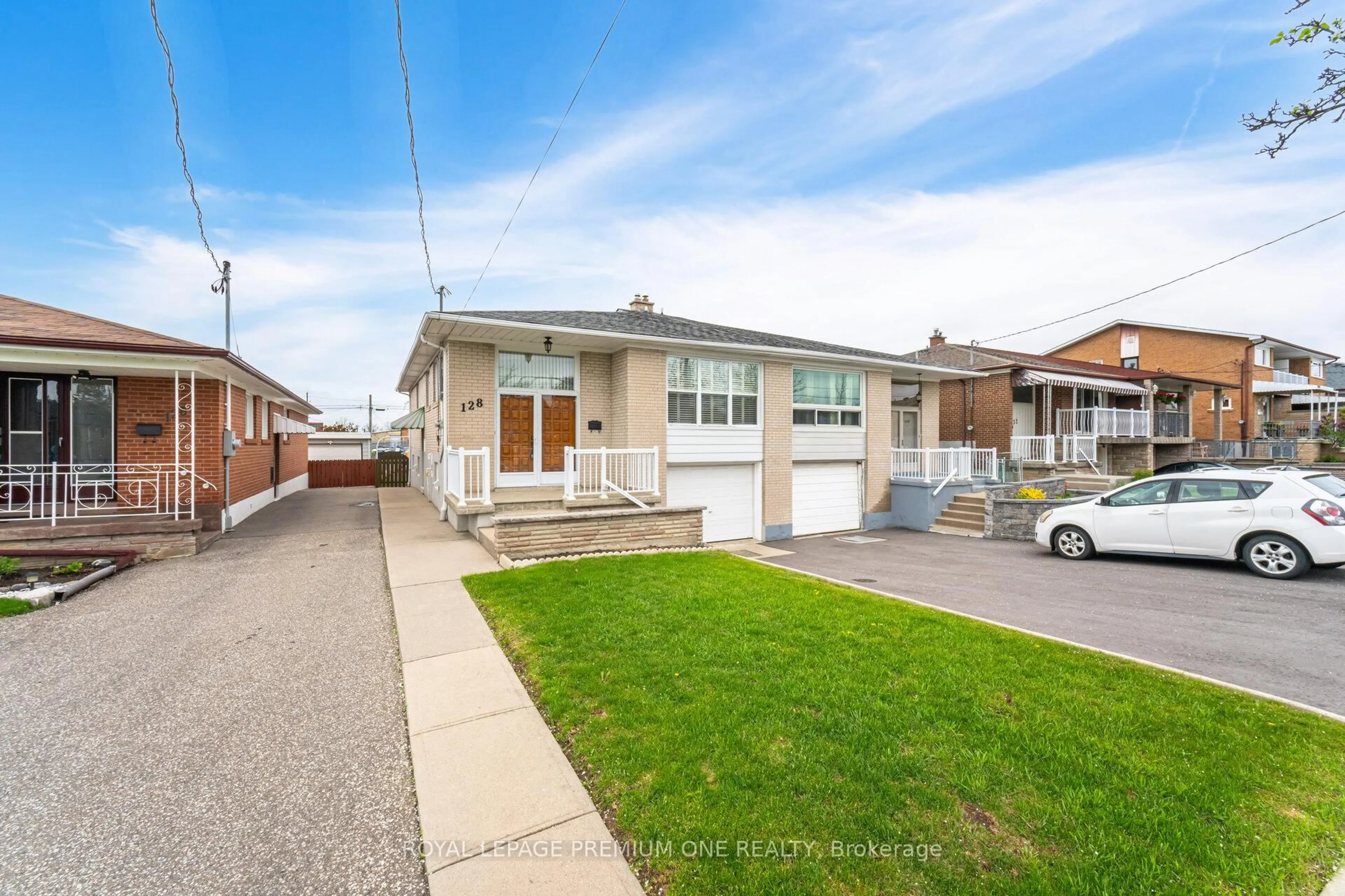 A pic from outside/outdoor area/front of a property/back of a property/a pic from drone, street for 128 Hullmar Dr, Toronto Ontario M3N 2E6