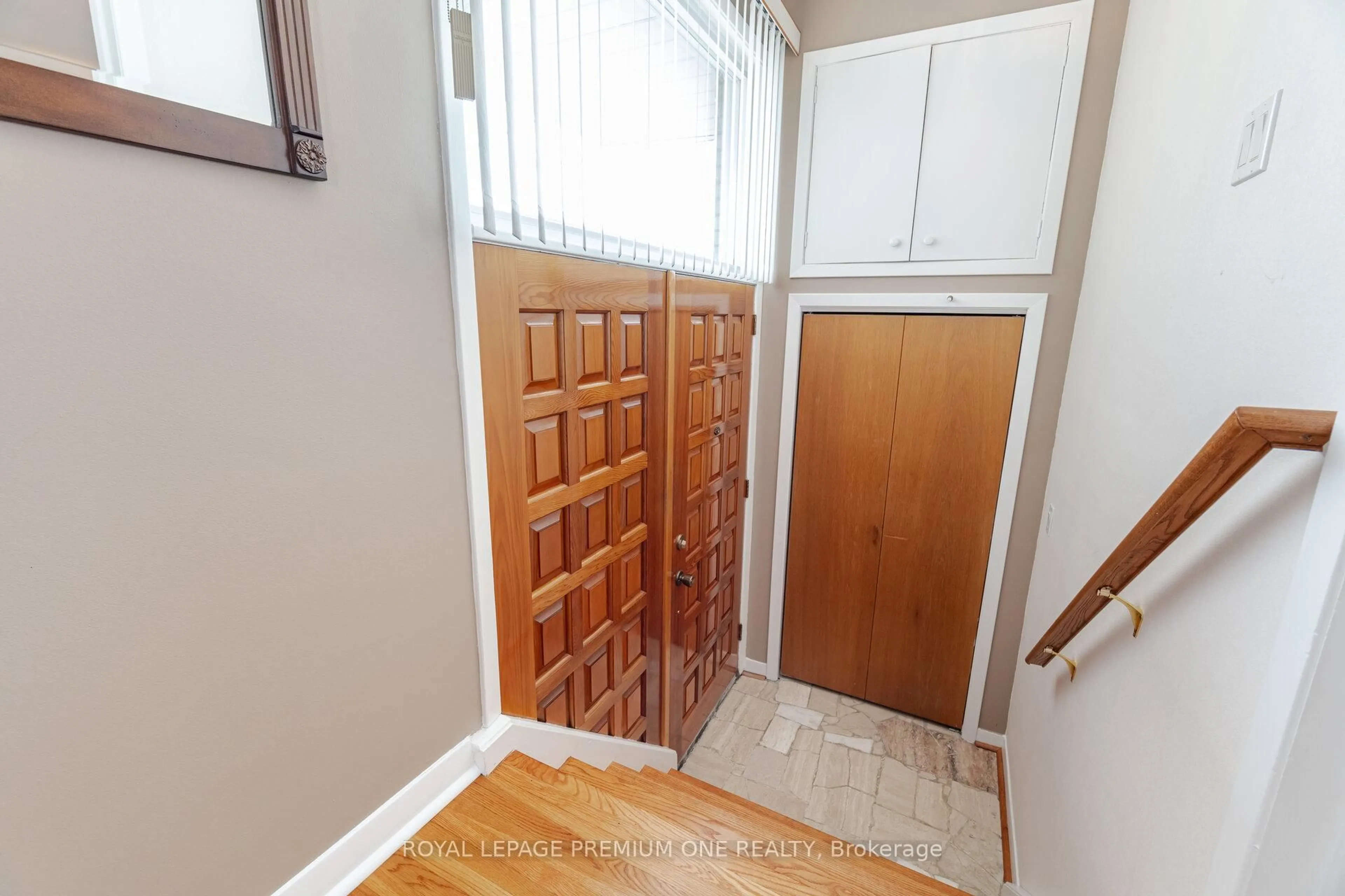 Indoor entryway for 128 Hullmar Dr, Toronto Ontario M3N 2E6
