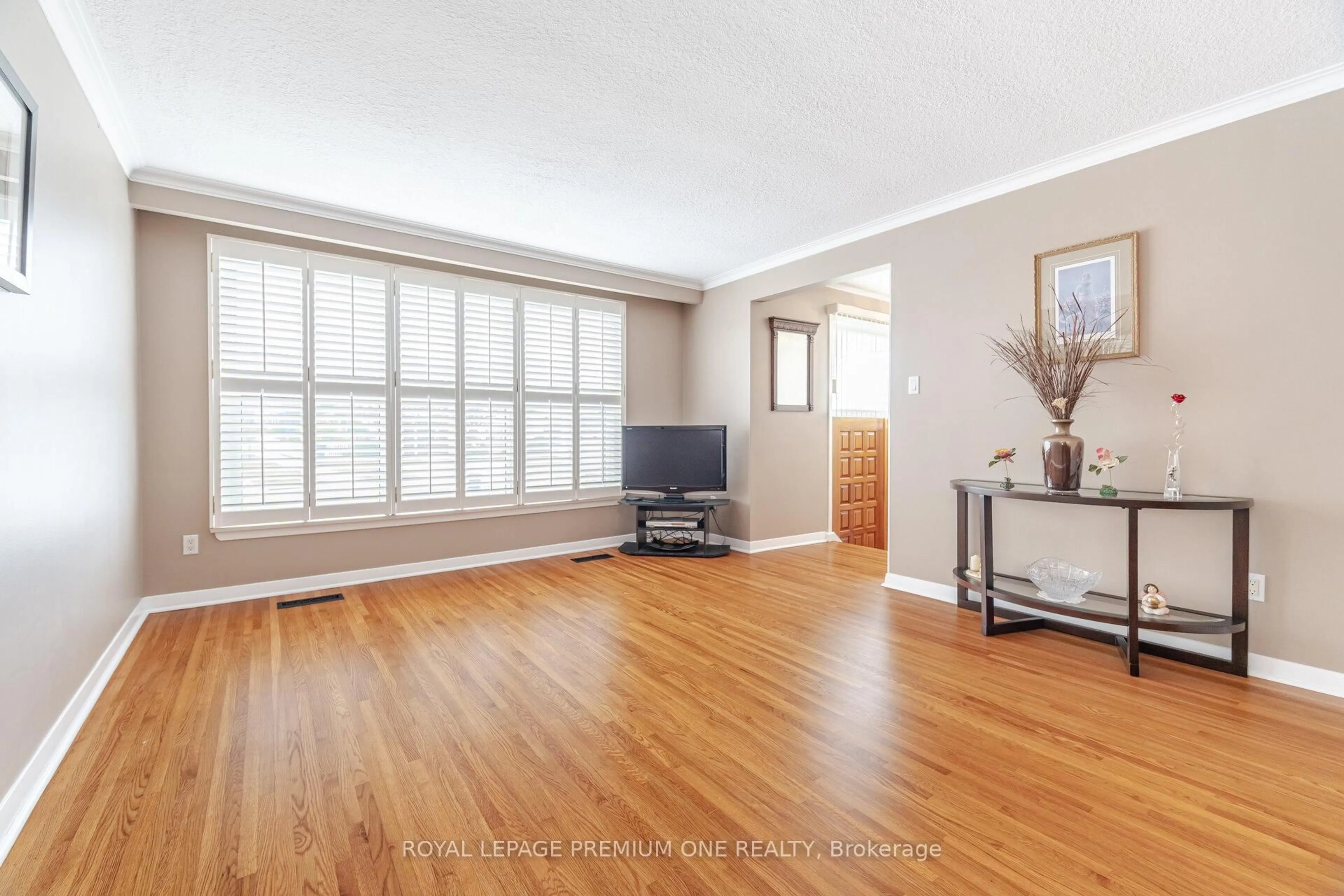 Living room with furniture, wood/laminate floor for 128 Hullmar Dr, Toronto Ontario M3N 2E6