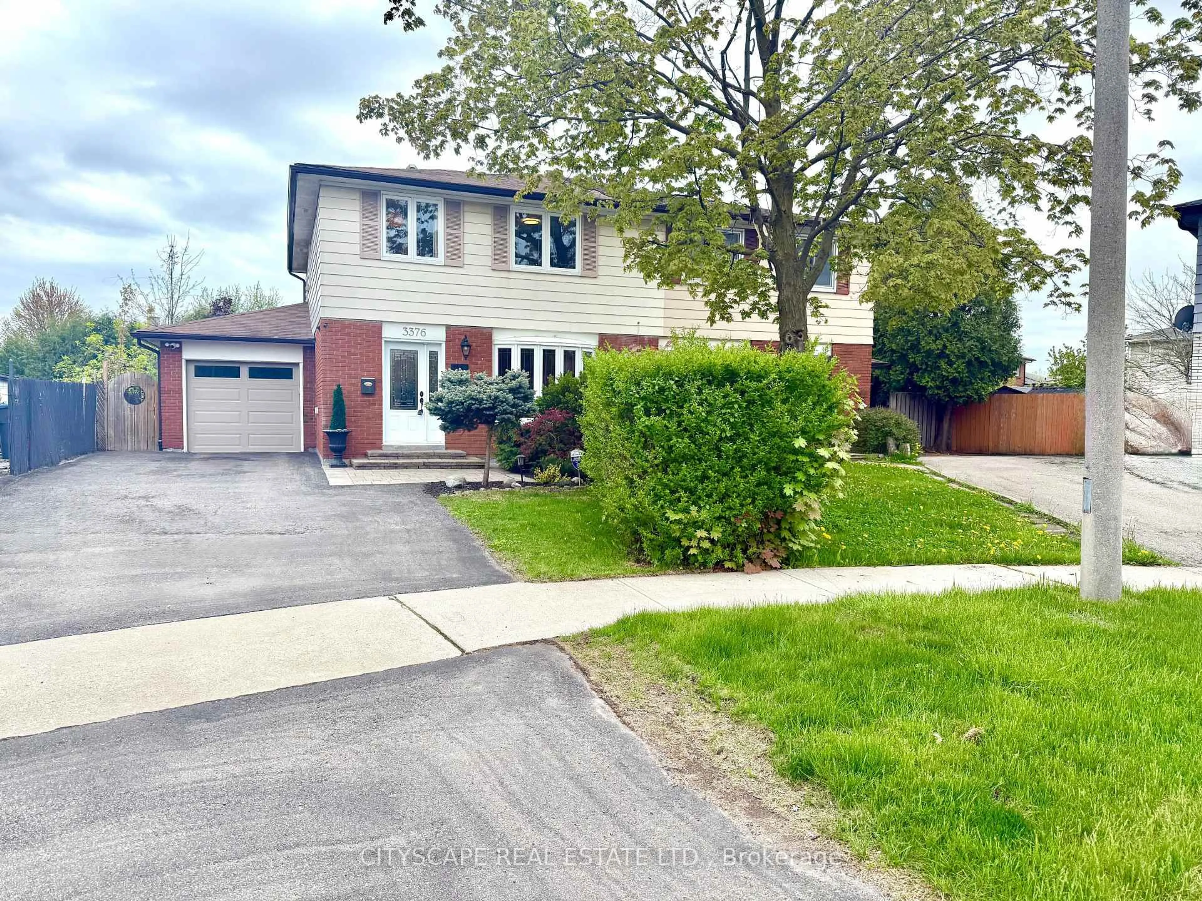 A pic from outside/outdoor area/front of a property/back of a property/a pic from drone, street for 3376 Frobex Crt, Mississauga Ontario L5C 2B5