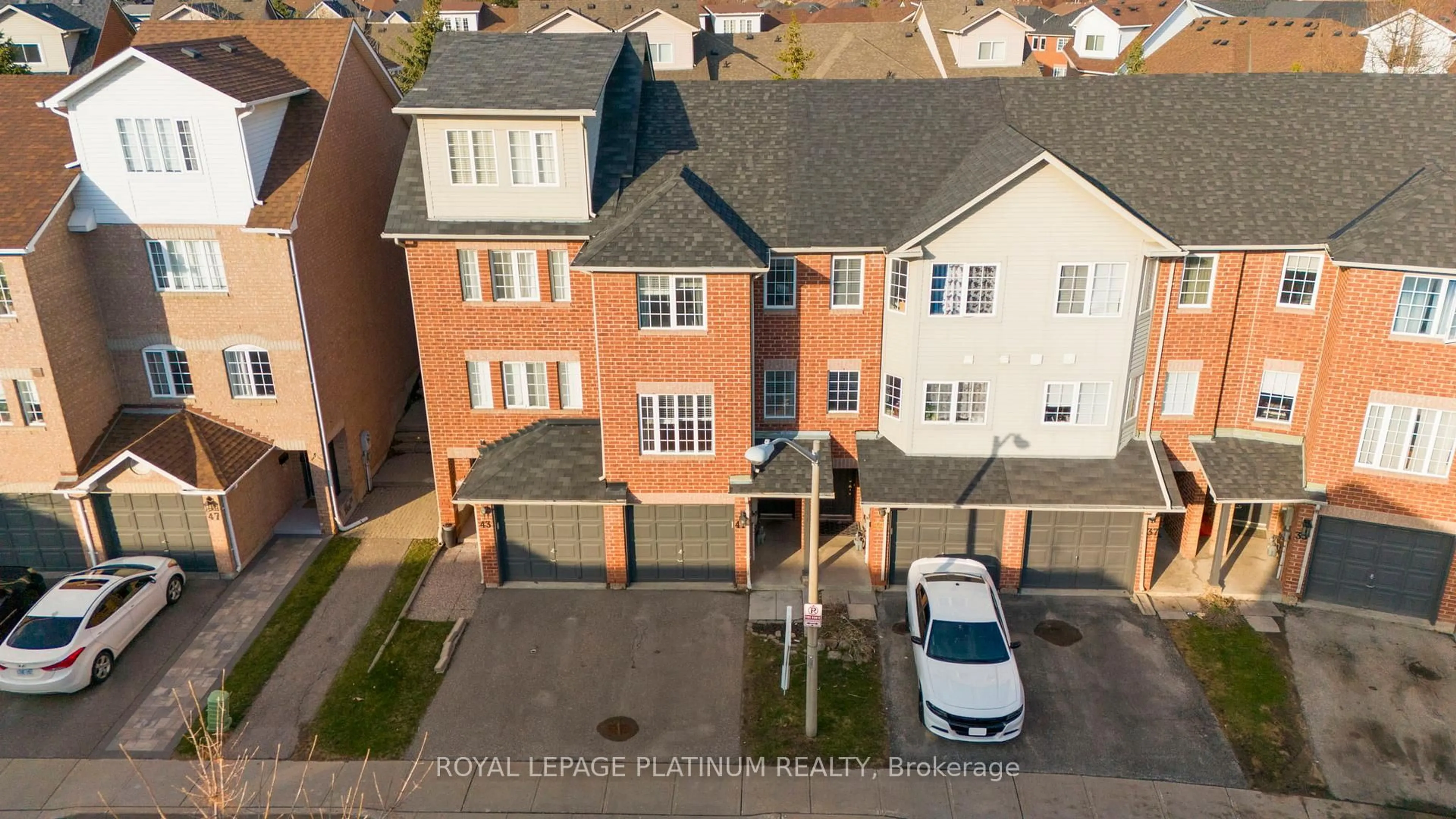 A pic from outside/outdoor area/front of a property/back of a property/a pic from drone, street for 41 Spadina Rd, Brampton Ontario L6X 4X6