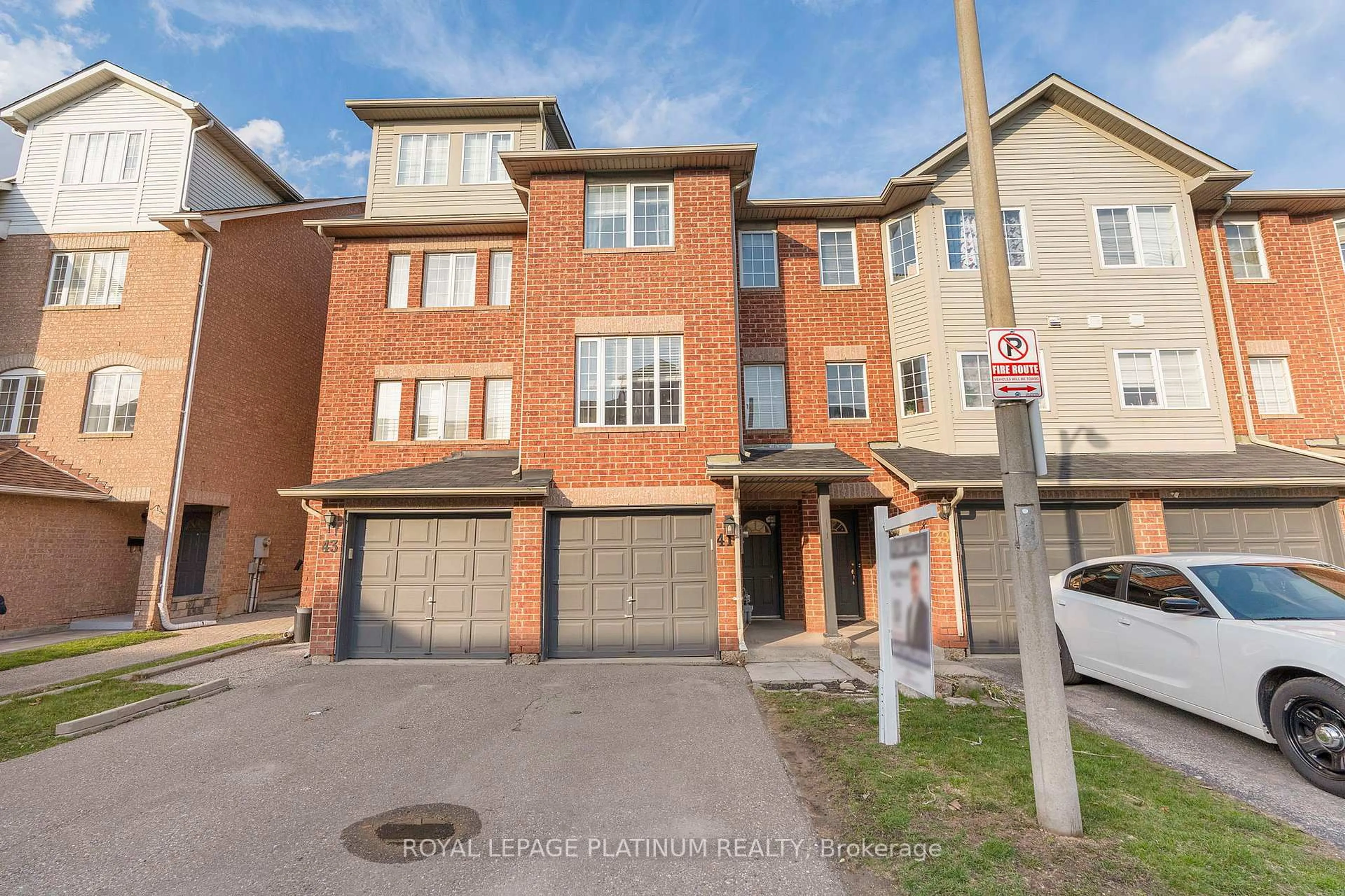 A pic from outside/outdoor area/front of a property/back of a property/a pic from drone, street for 41 Spadina Rd, Brampton Ontario L6X 4X6