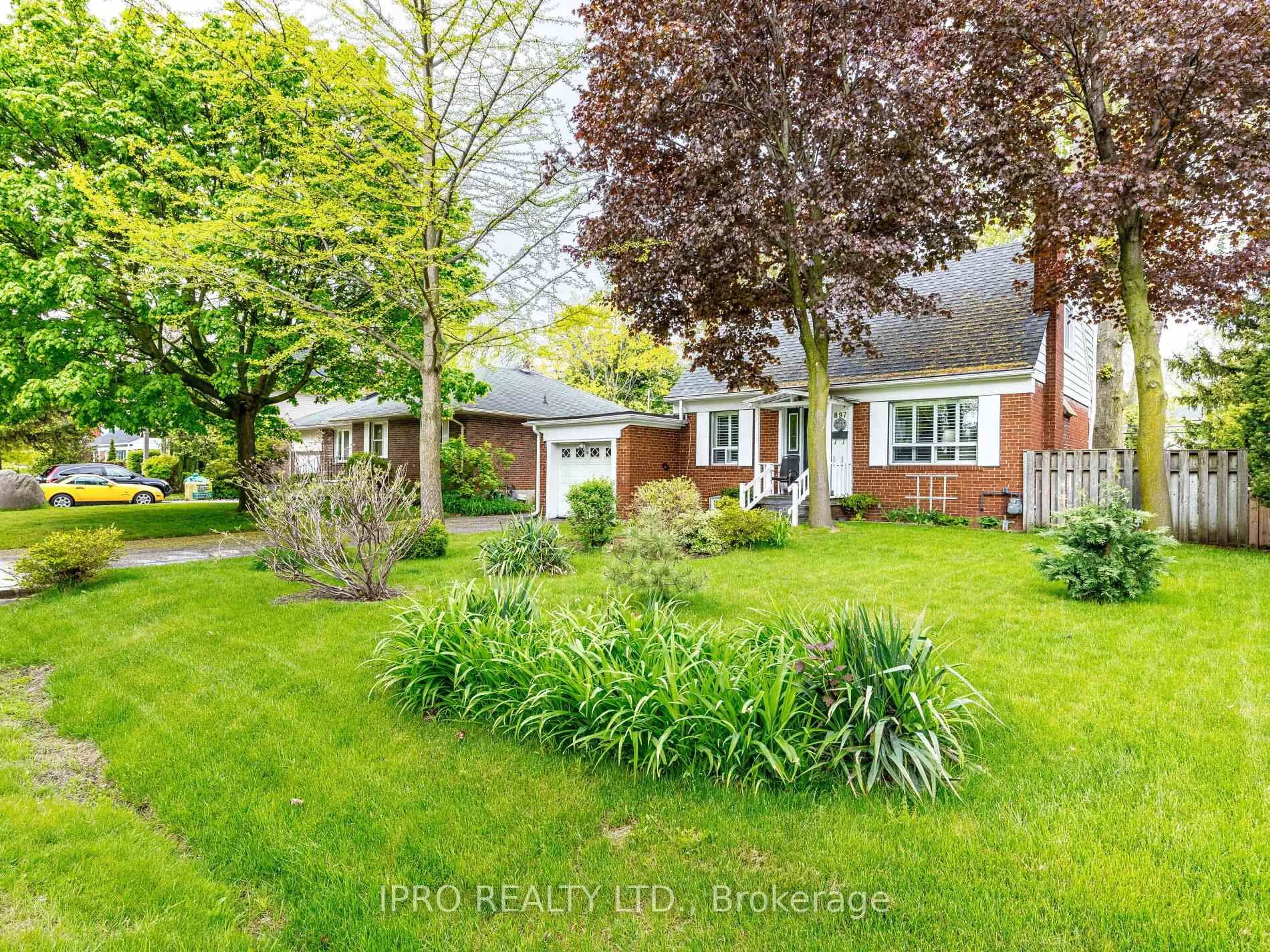 A pic from outside/outdoor area/front of a property/back of a property/a pic from drone, street for 897 Johnathan Dr, Mississauga Ontario L4Y 1J7