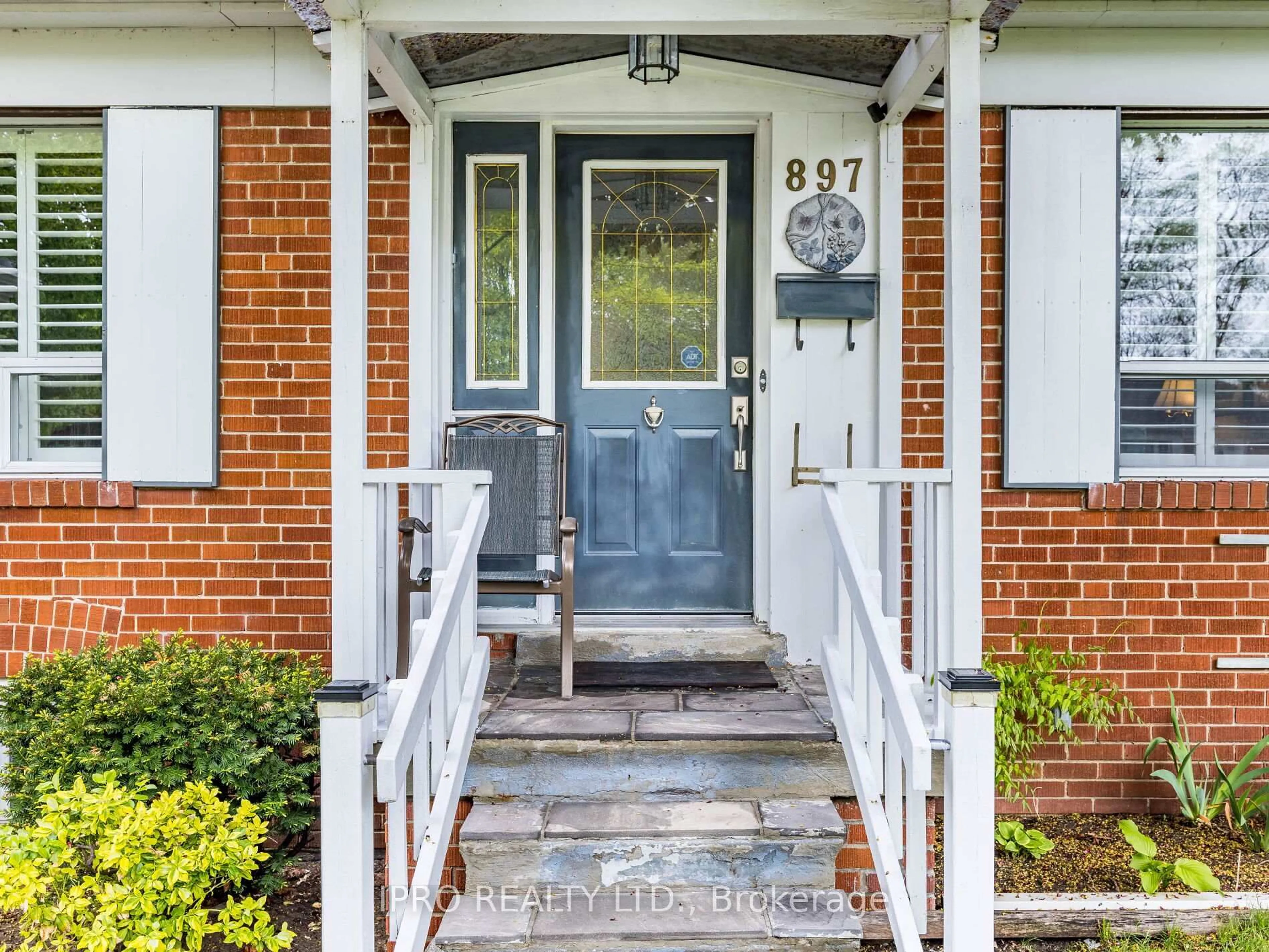 Indoor entryway for 897 Johnathan Dr, Mississauga Ontario L4Y 1J7