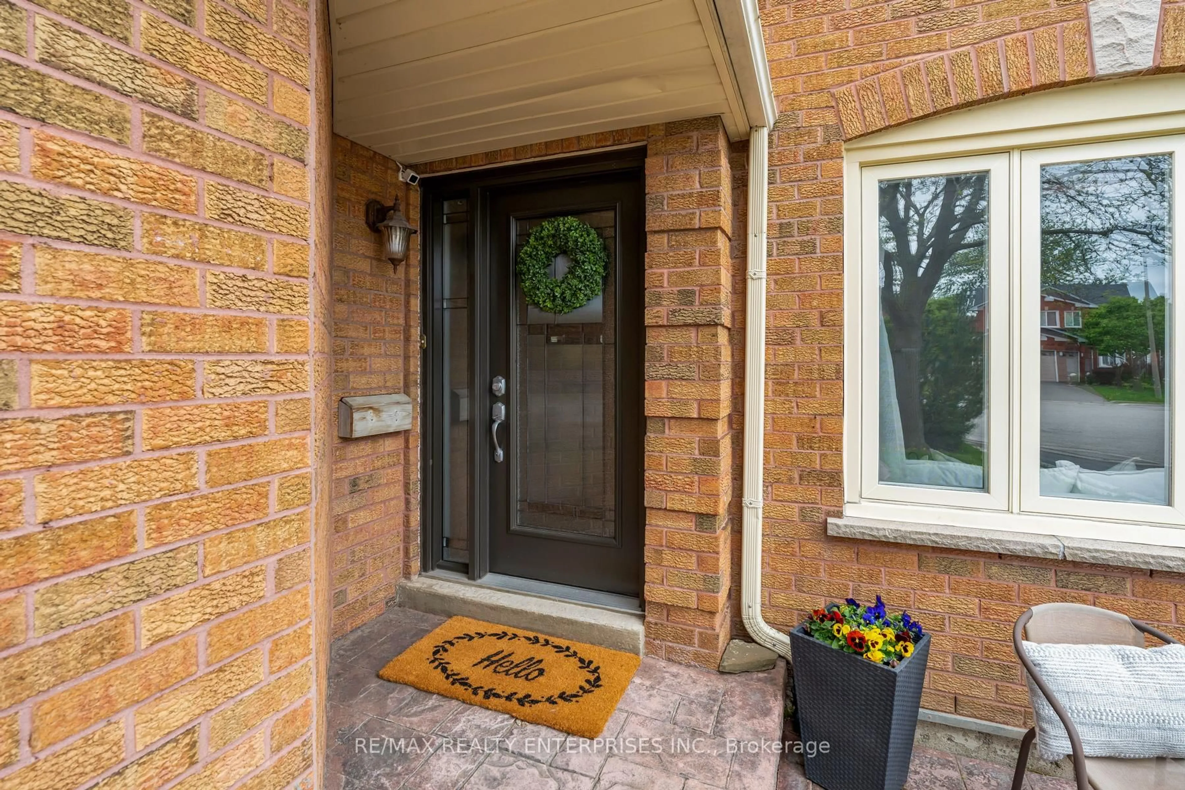 Indoor entryway for 3397 Water Lily Crt, Mississauga Ontario L5N 6B5