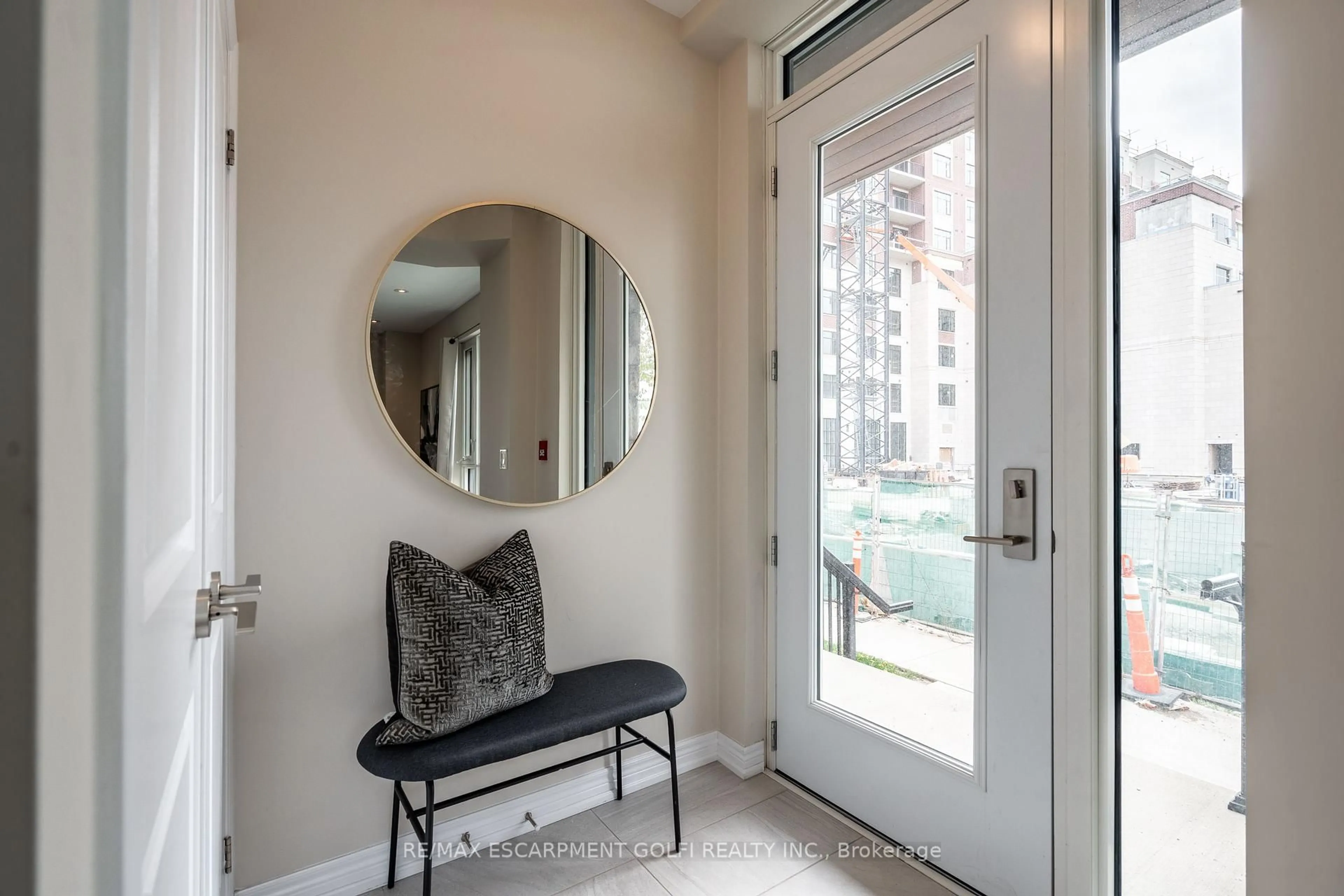 Indoor entryway for 2375 Bronte Rd #13, Oakville Ontario L6M 1P5