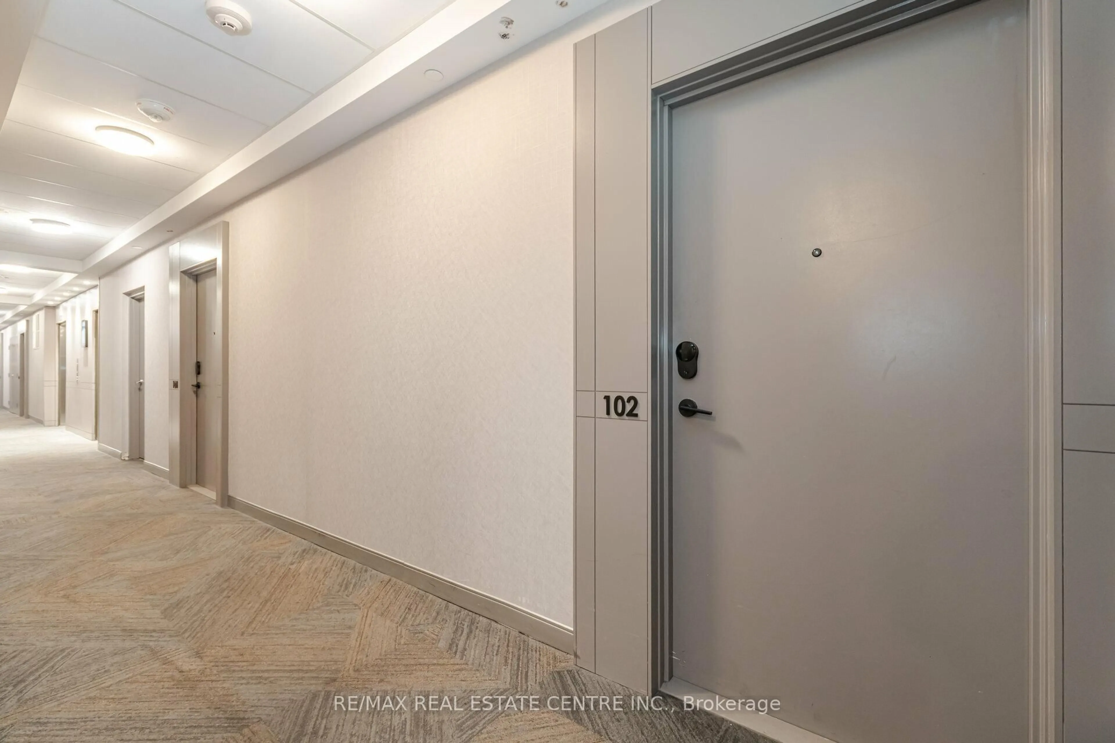 Indoor foyer for 4655 Metcalfe Ave #102B, Mississauga Ontario L5M 0Z7