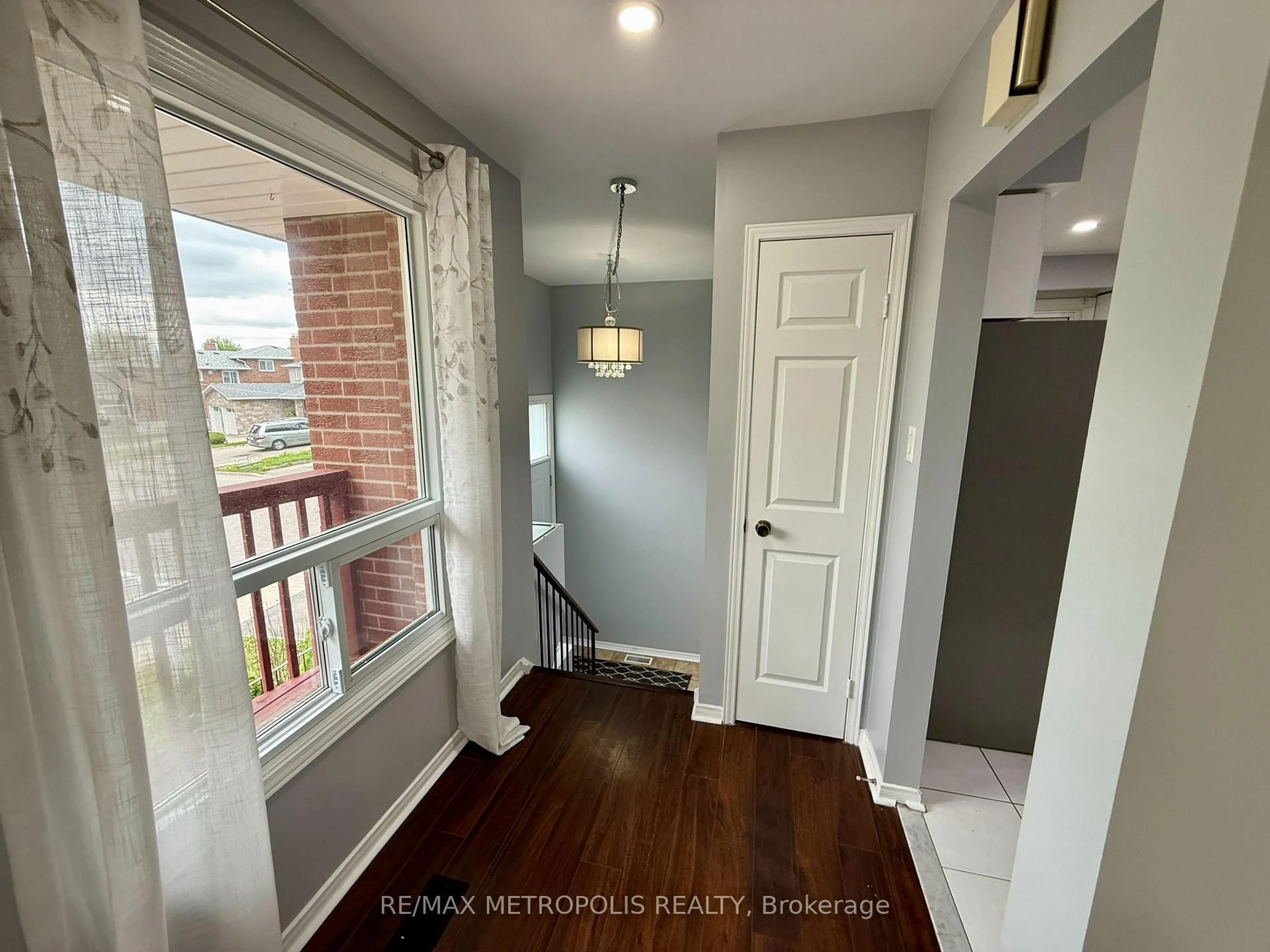 Indoor entryway for 36 Tanager Sq, Brampton Ontario L6Z 1Z2