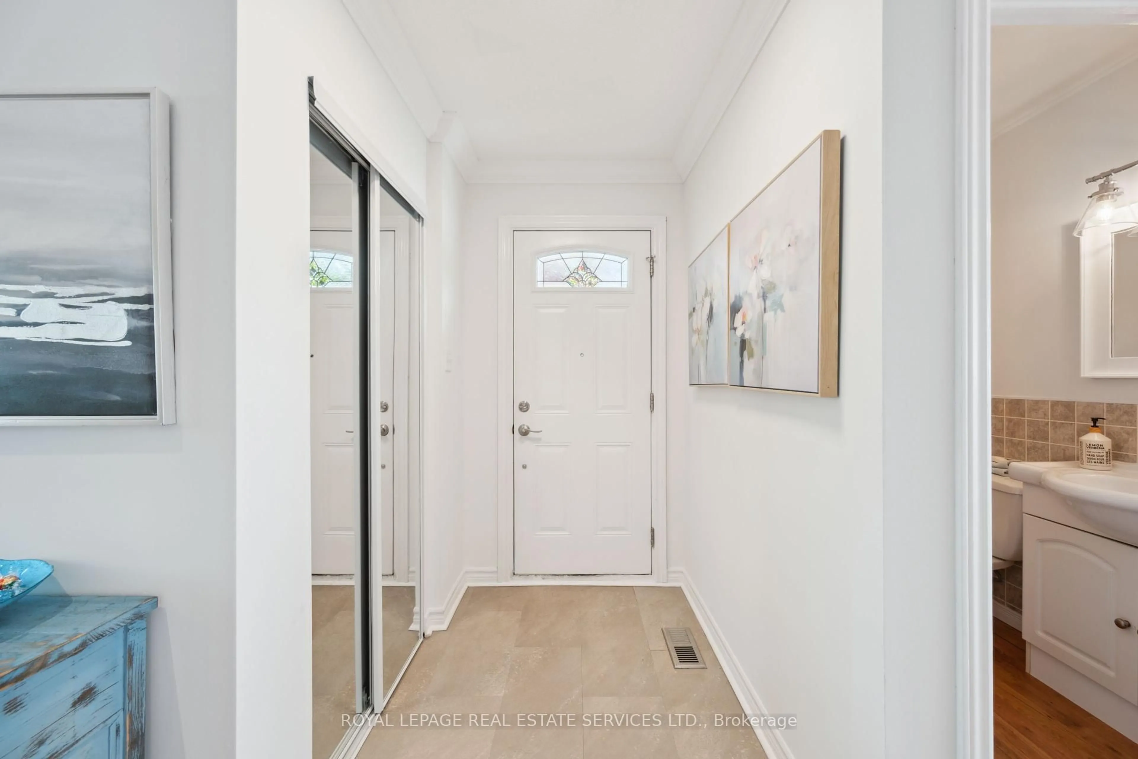 Indoor entryway for 6540 Falconer Dr #142, Mississauga Ontario L5N 1M1