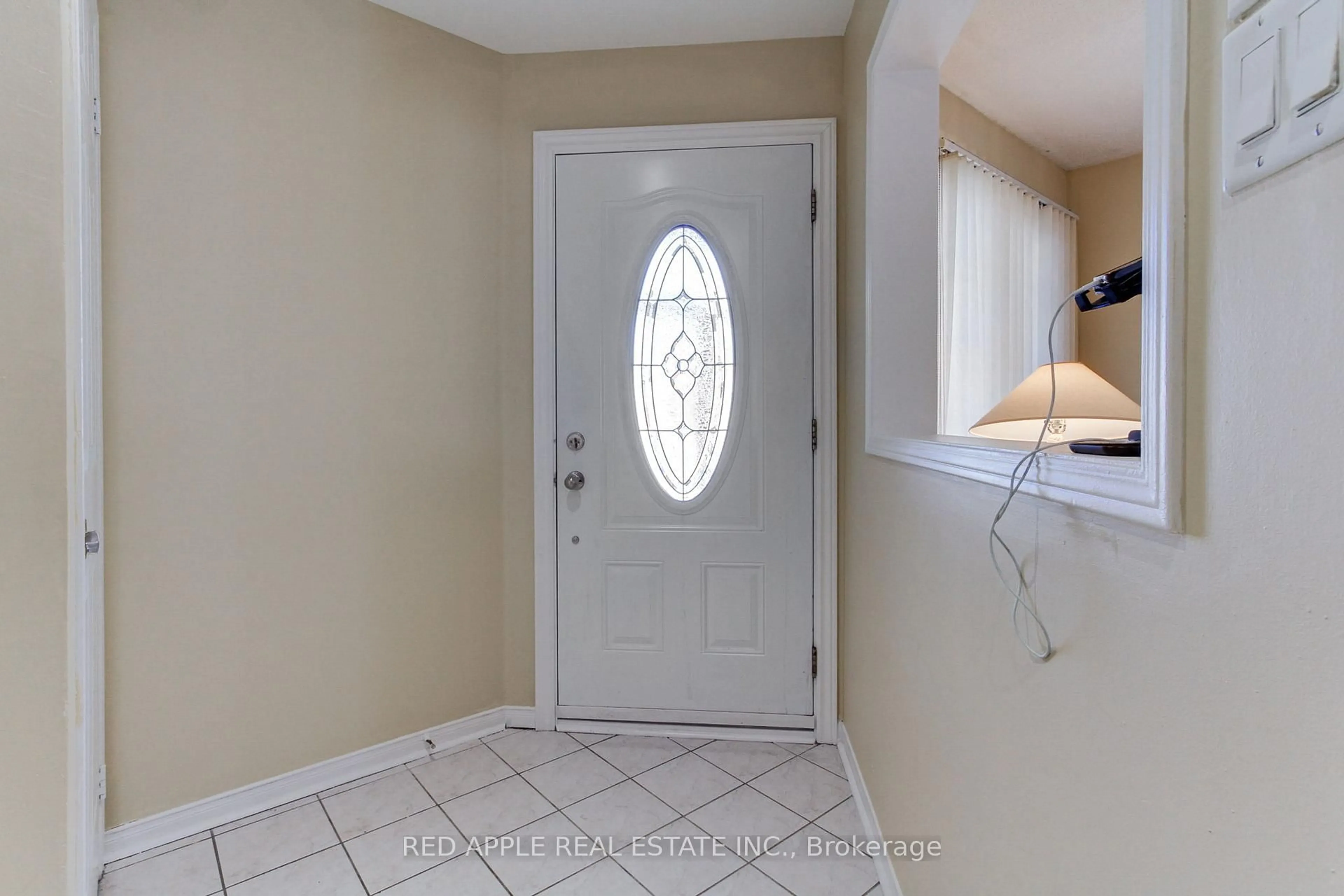 Indoor entryway for 26 Tumbleweed Tr, Brampton Ontario L6Y 5A1