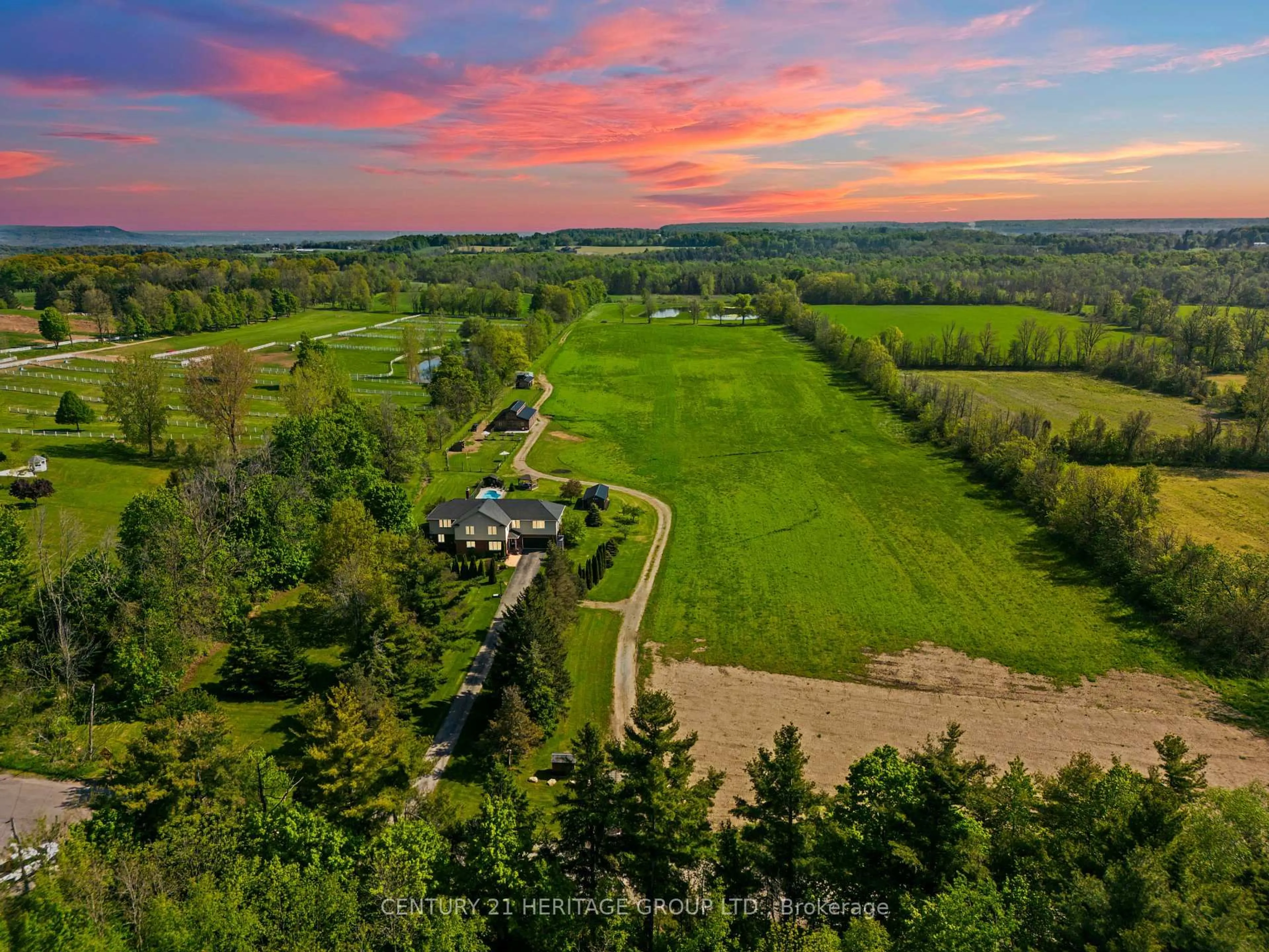 A pic from outside/outdoor area/front of a property/back of a property/a pic from drone, unknown for 5489 Milburough Line, Burlington Ontario L7P 0C6
