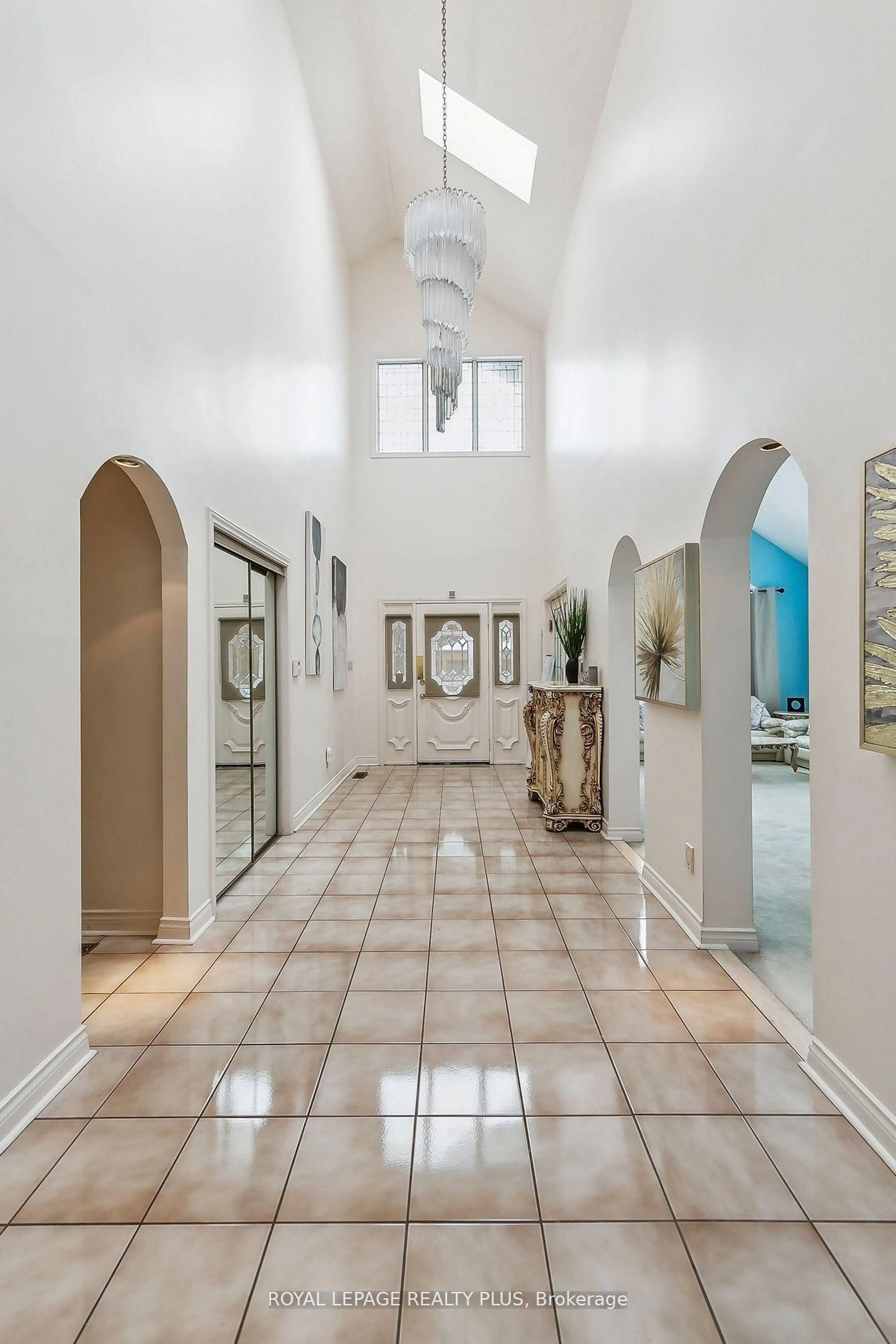 Indoor foyer for 4143 Tapestry Tr, Mississauga Ontario L4W 4E4