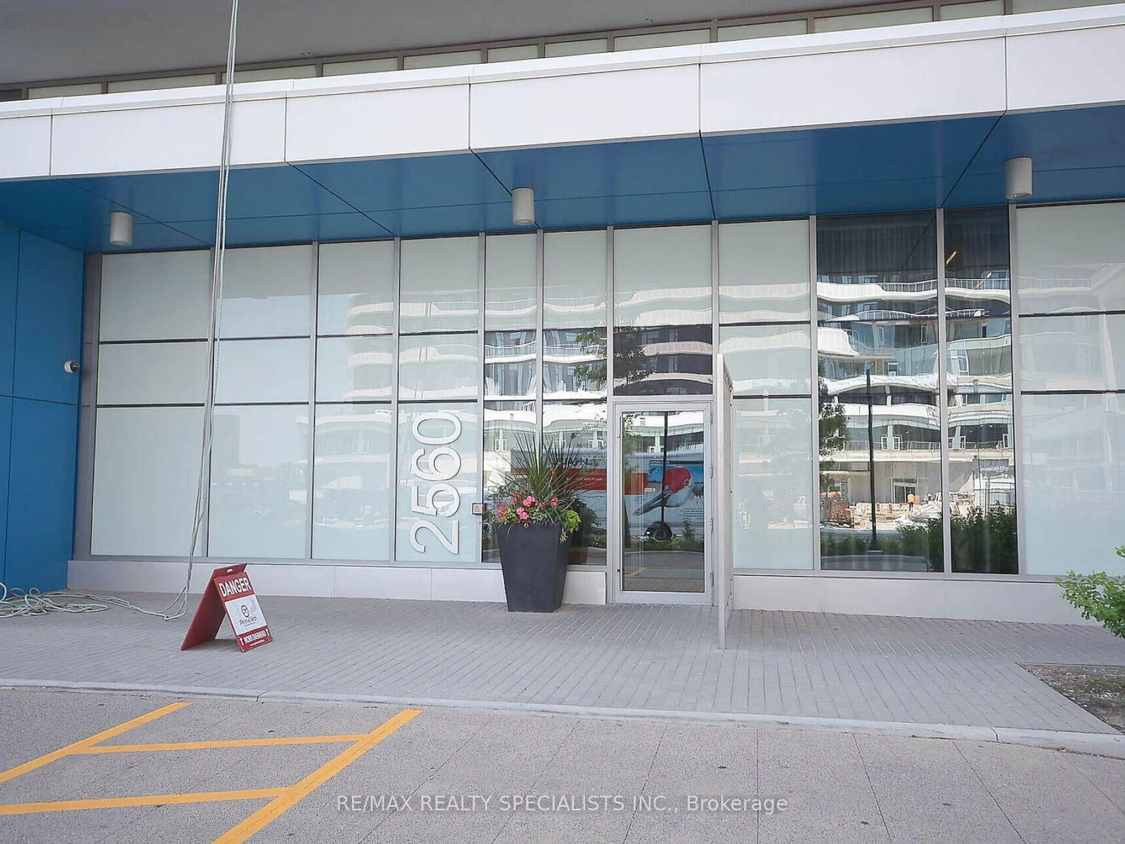 Indoor foyer for 2560 Eglinton Ave #1902, Mississauga Ontario L5M 0Y3