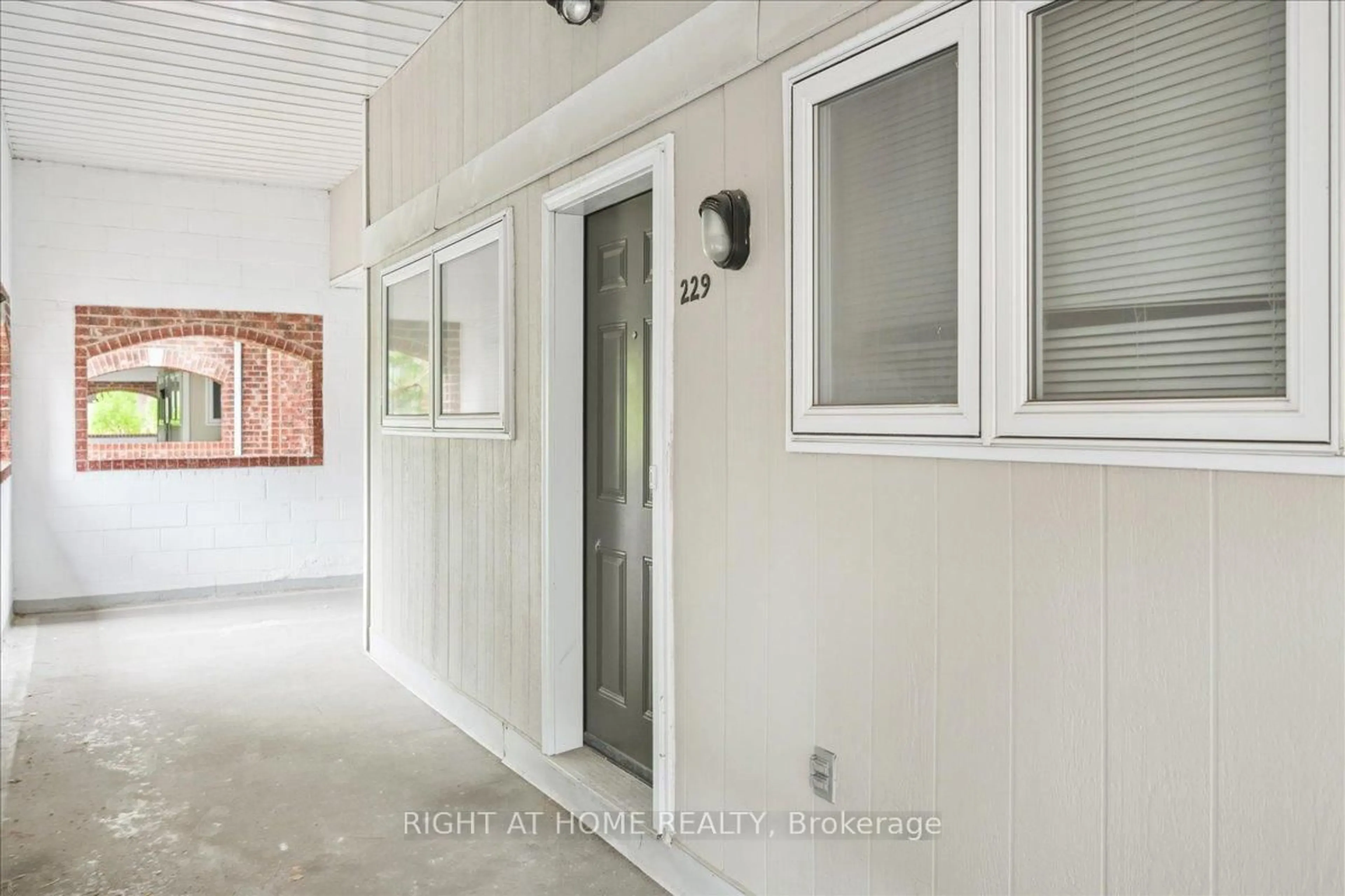 Indoor entryway for 65 Bristol Rd #229, Mississauga Ontario L4Z 3P1