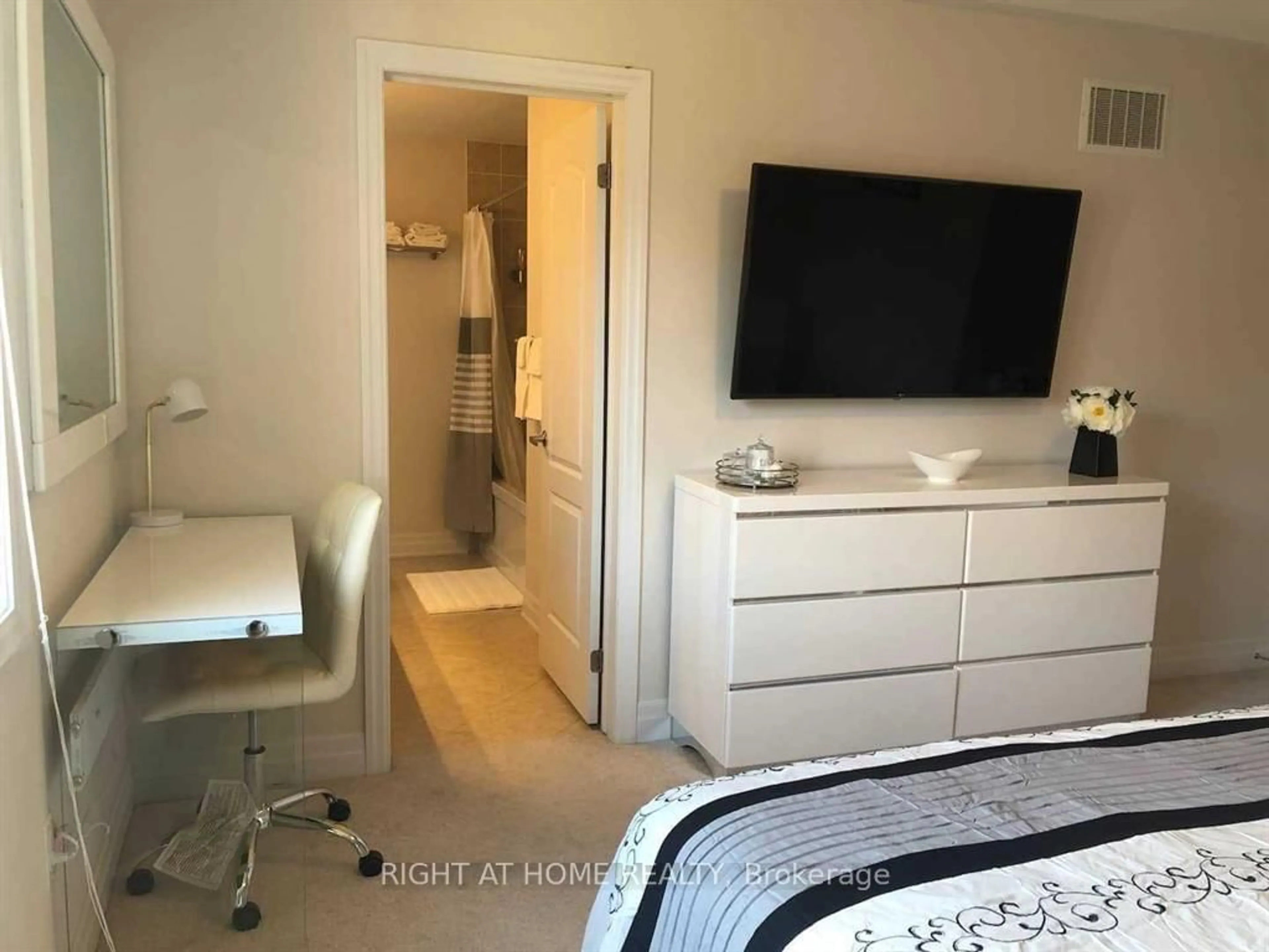 A pic of a room for 933 Asleton Blvd, Milton Ontario L9T 8R8