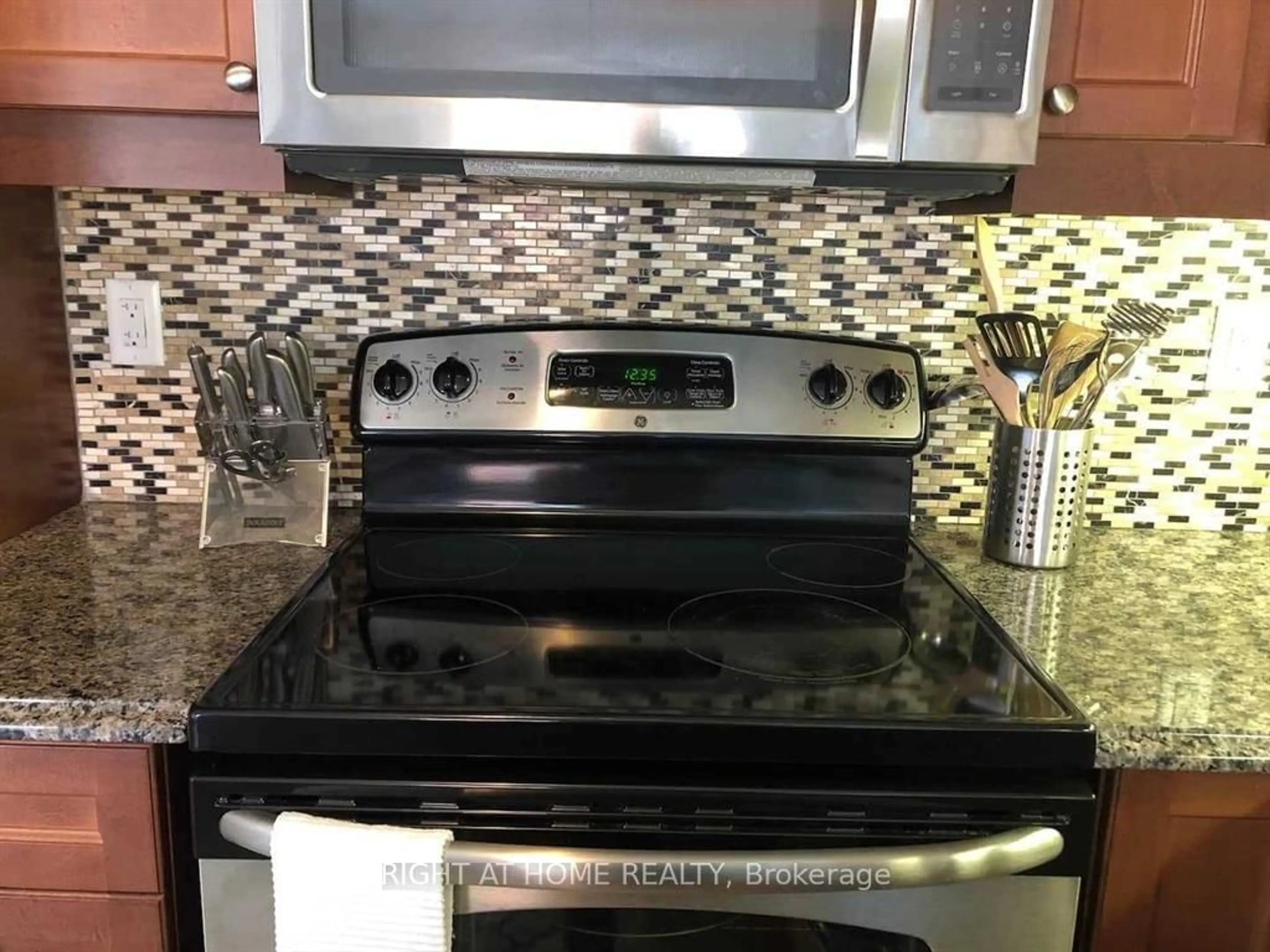 Standard kitchen, ceramic/tile floor for 933 Asleton Blvd, Milton Ontario L9T 8R8