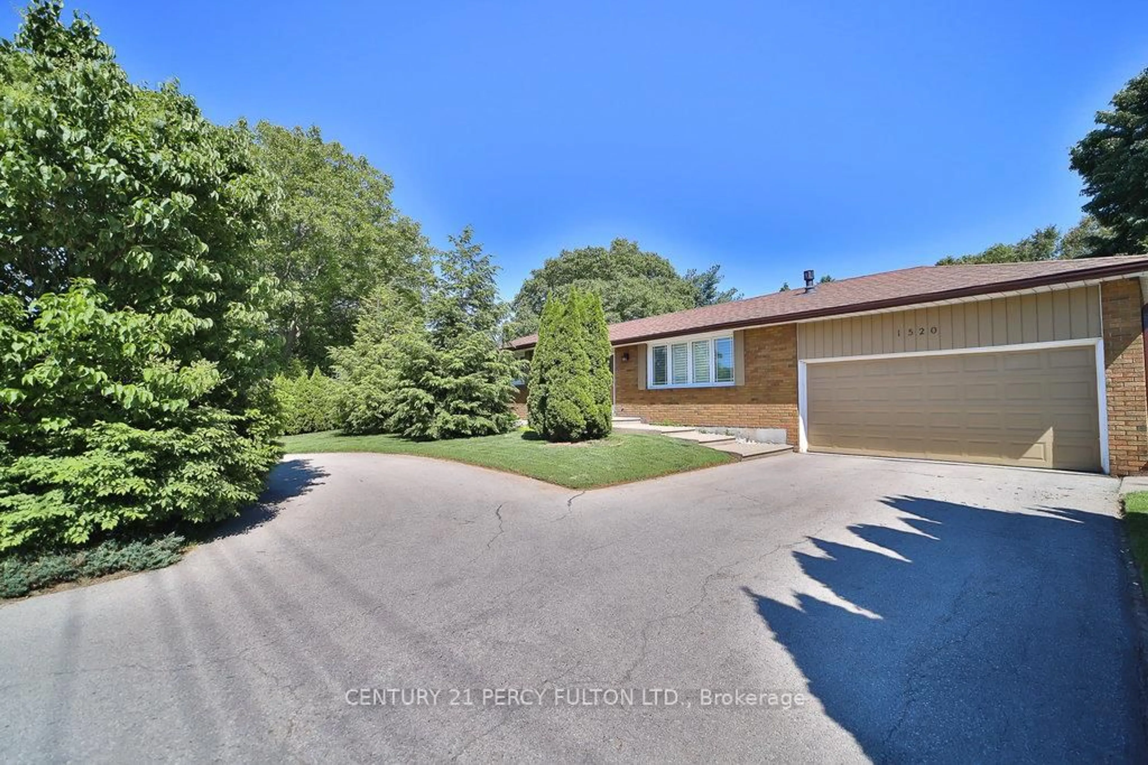 A pic from outside/outdoor area/front of a property/back of a property/a pic from drone, unknown for 1520 Rebecca St, Oakville Ontario L6L 1Z7
