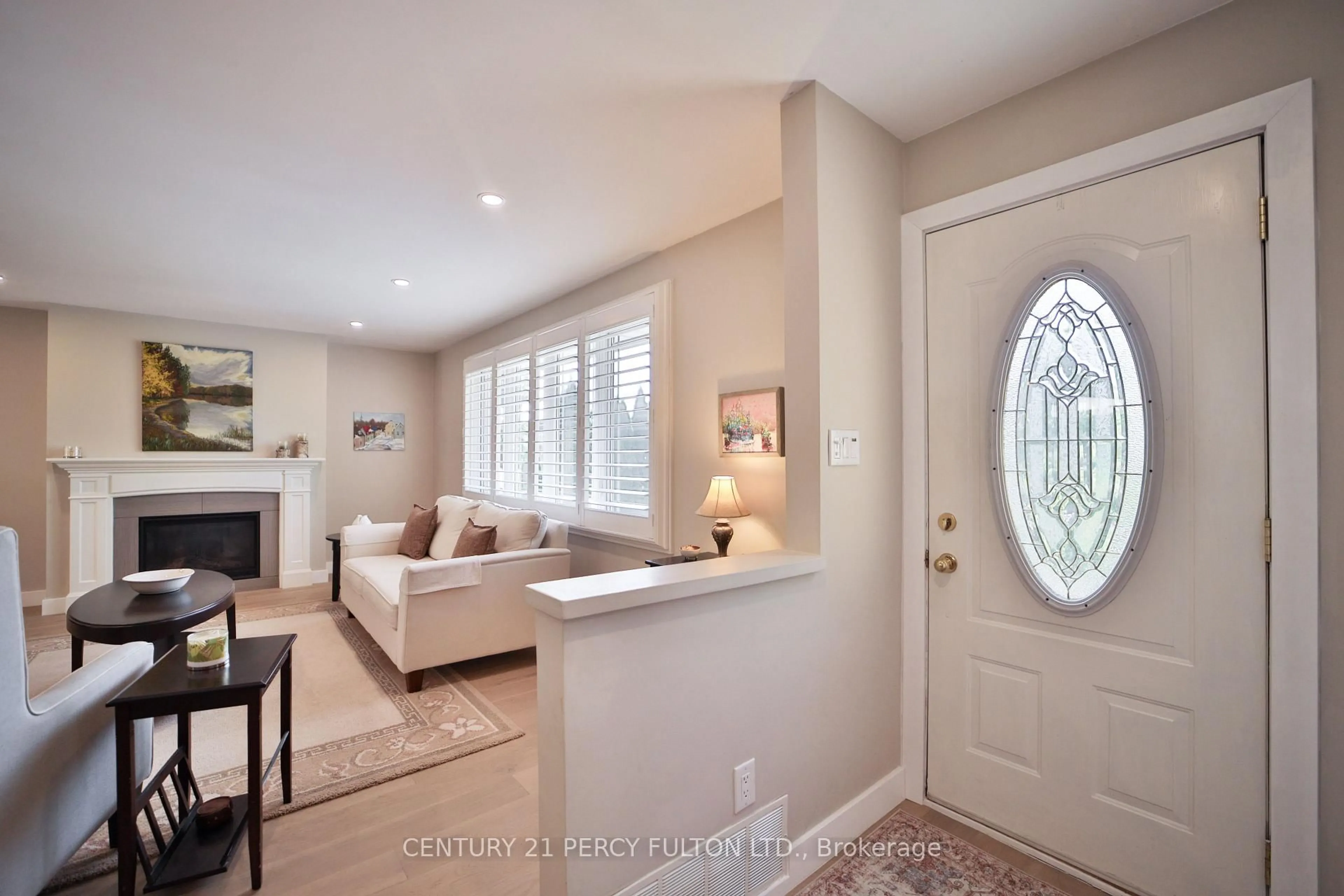 Indoor entryway for 1520 Rebecca St, Oakville Ontario L6L 1Z7