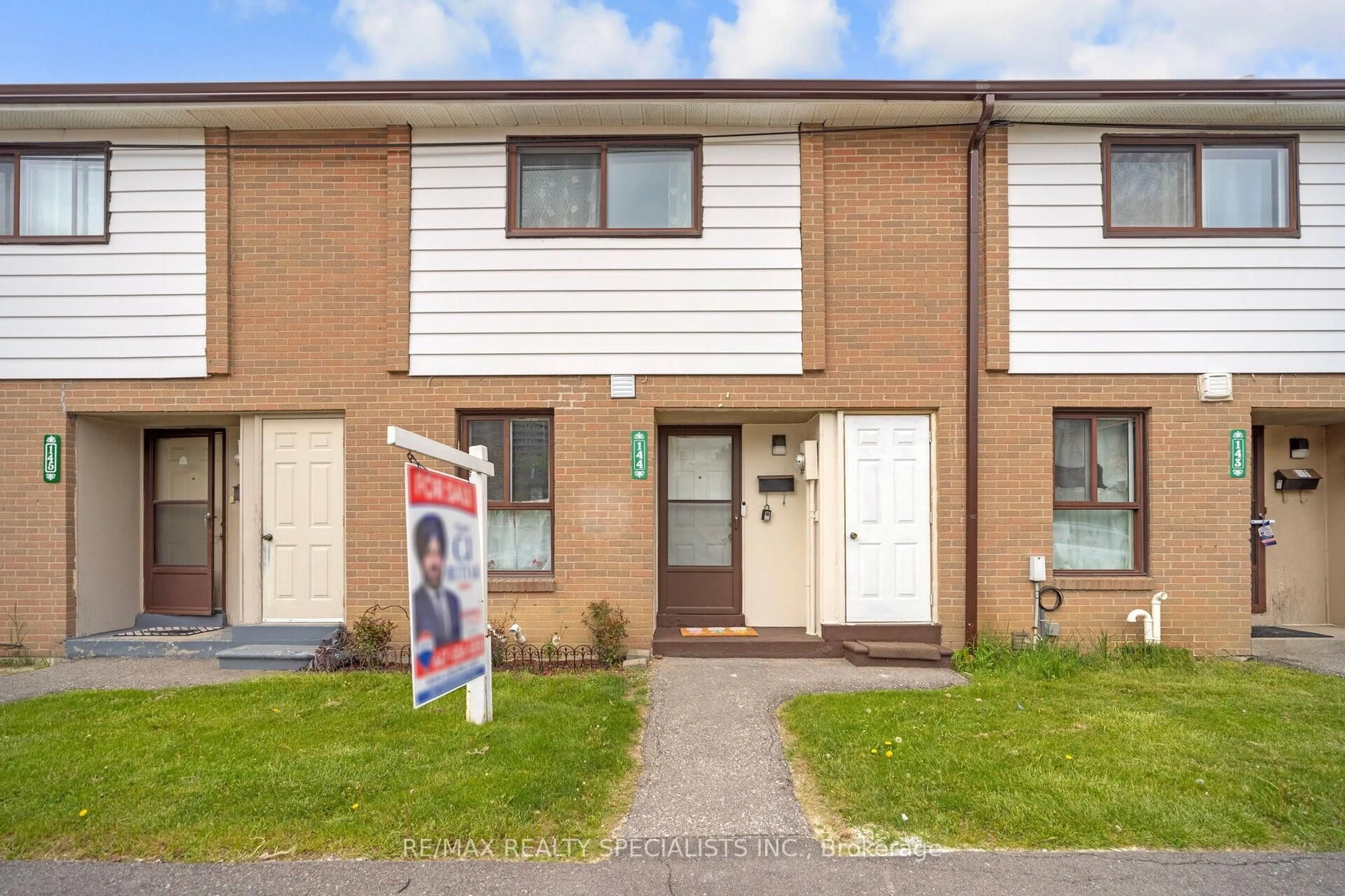 A pic from outside/outdoor area/front of a property/back of a property/a pic from drone, street for 144 Fleetwood Cres, Brampton Ontario L6T 2E6