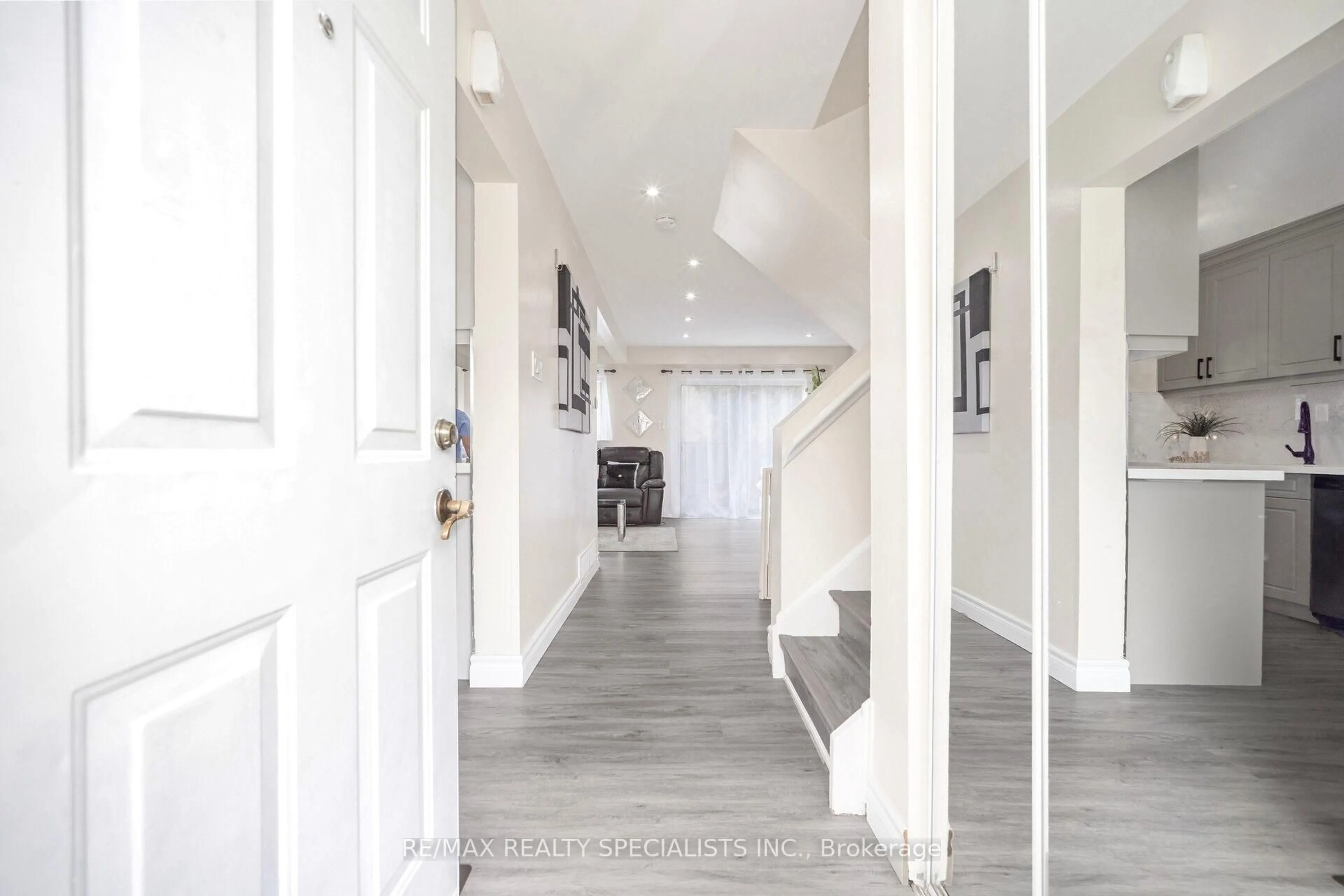 Indoor entryway for 144 Fleetwood Cres, Brampton Ontario L6T 2E6