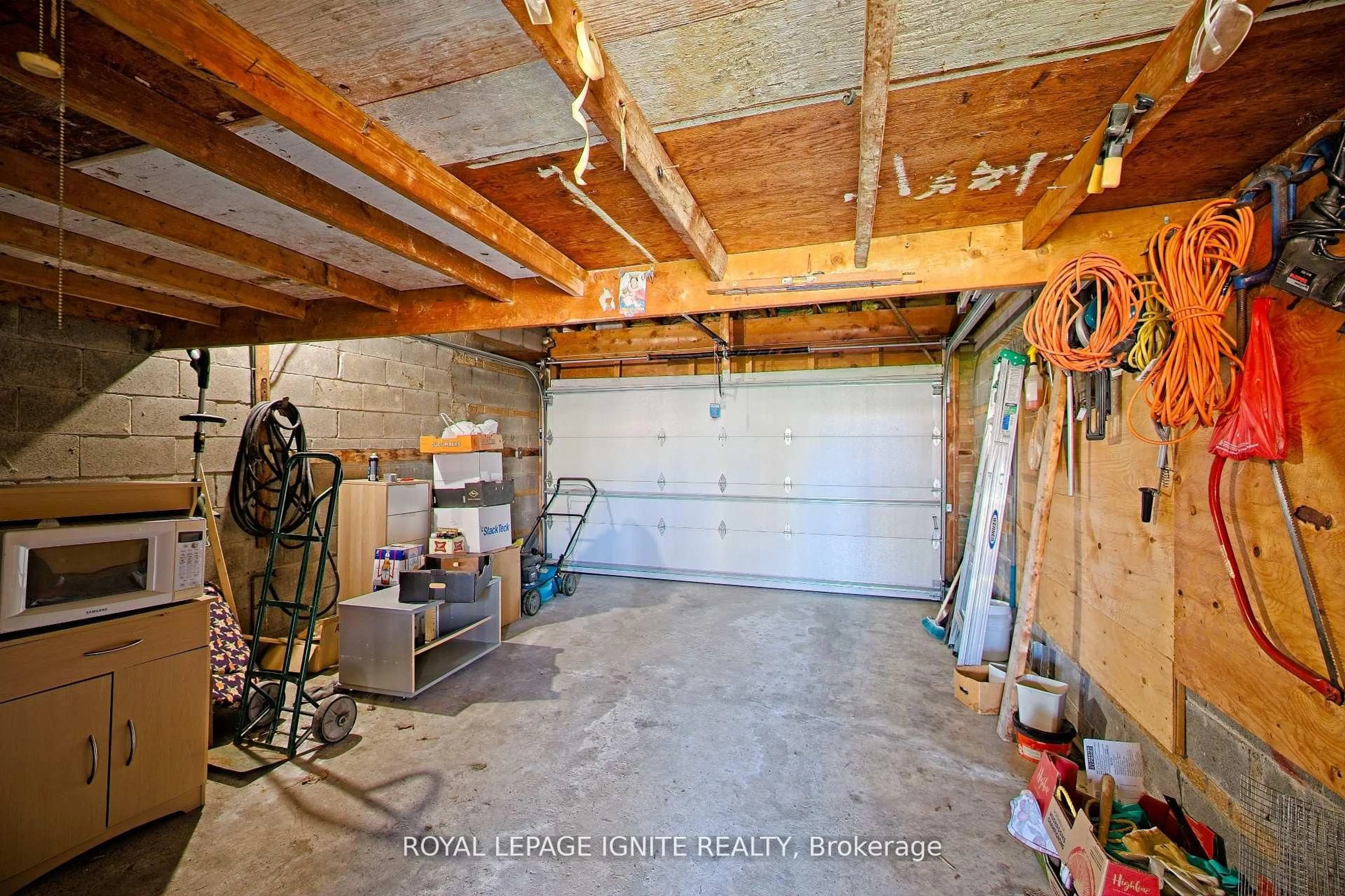 Indoor garage for 3350 Lehigh Cres, Mississauga Ontario L4T 1W8