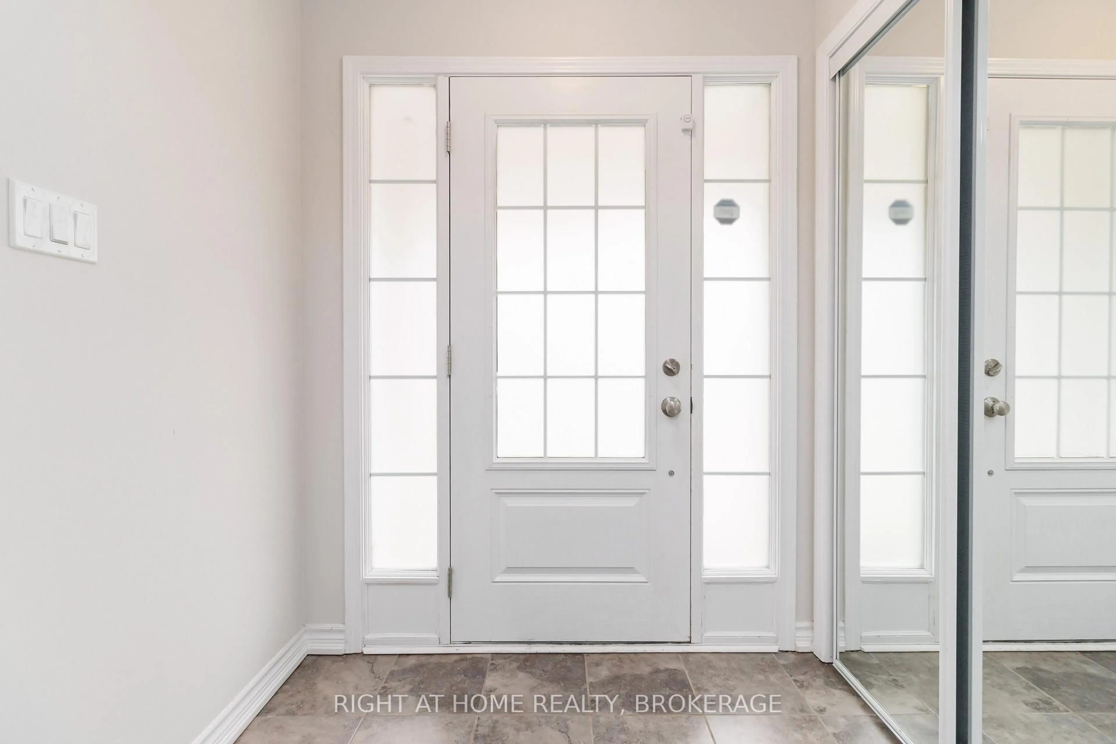 Indoor entryway for 3060 Gardenia Gate, Oakville Ontario L6M 0V8