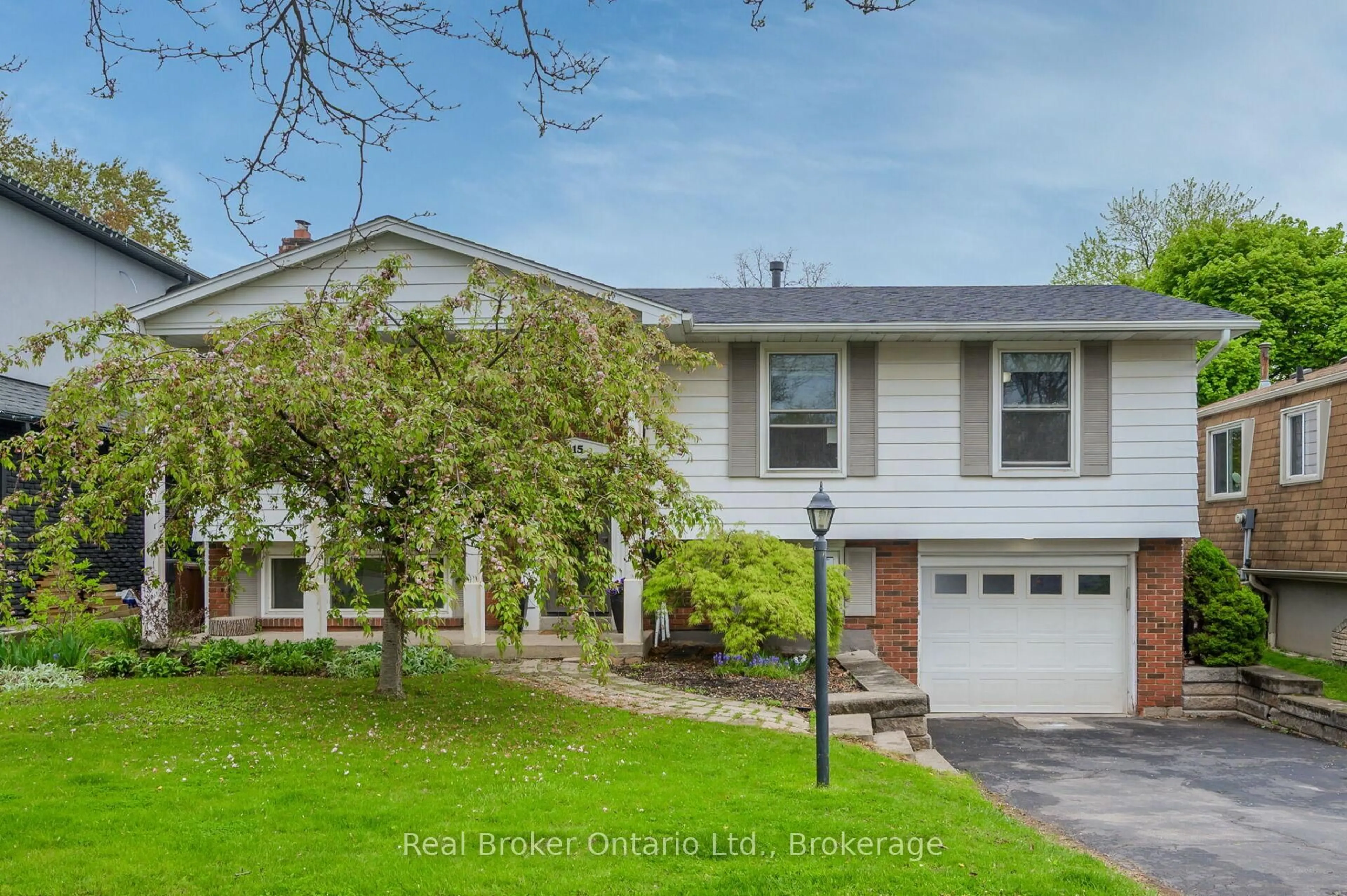 Home with vinyl exterior material, street for 615 Sheraton Rd, Burlington Ontario L7L 4B3