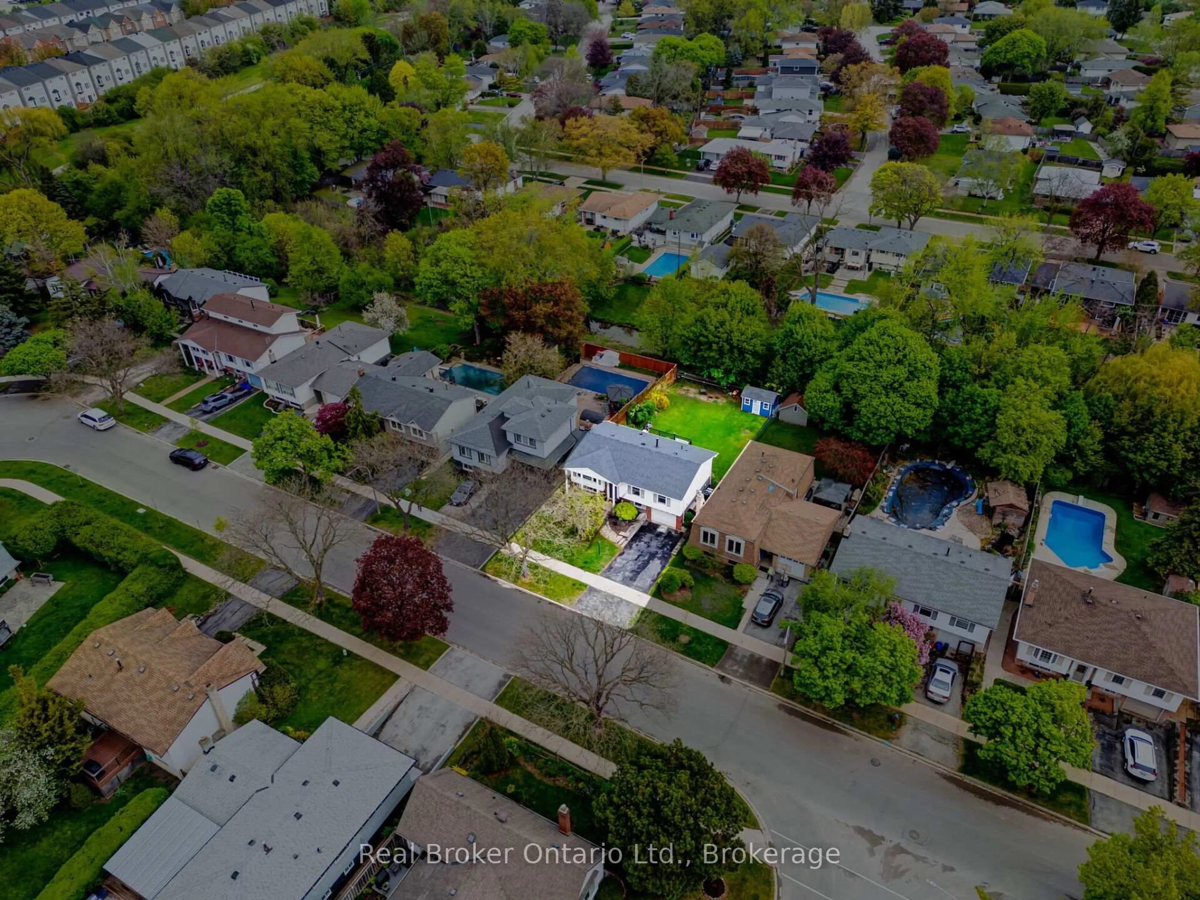 A pic from outside/outdoor area/front of a property/back of a property/a pic from drone, street for 615 Sheraton Rd, Burlington Ontario L7L 4B3