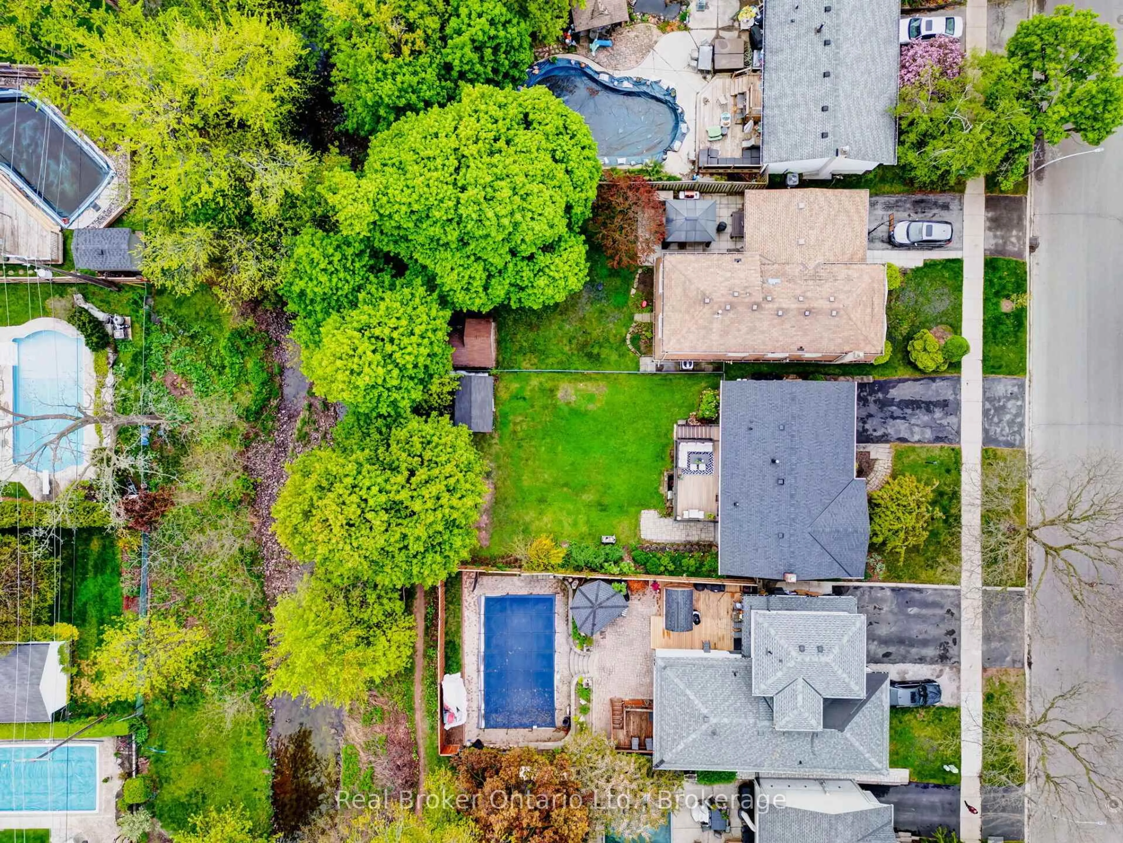 A pic from outside/outdoor area/front of a property/back of a property/a pic from drone, street for 615 Sheraton Rd, Burlington Ontario L7L 4B3